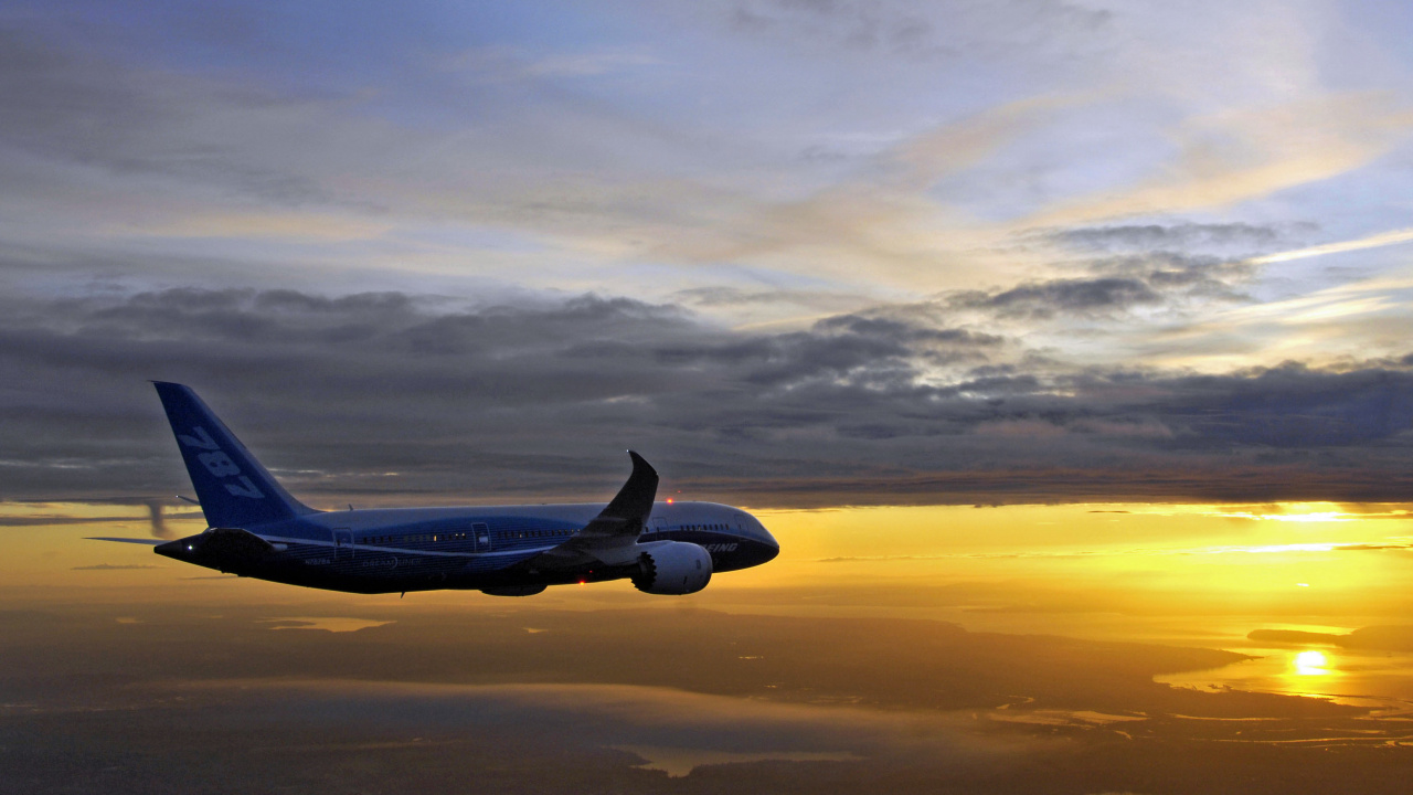 Avion Survolant Les Nuages au Coucher du Soleil. Wallpaper in 1280x720 Resolution