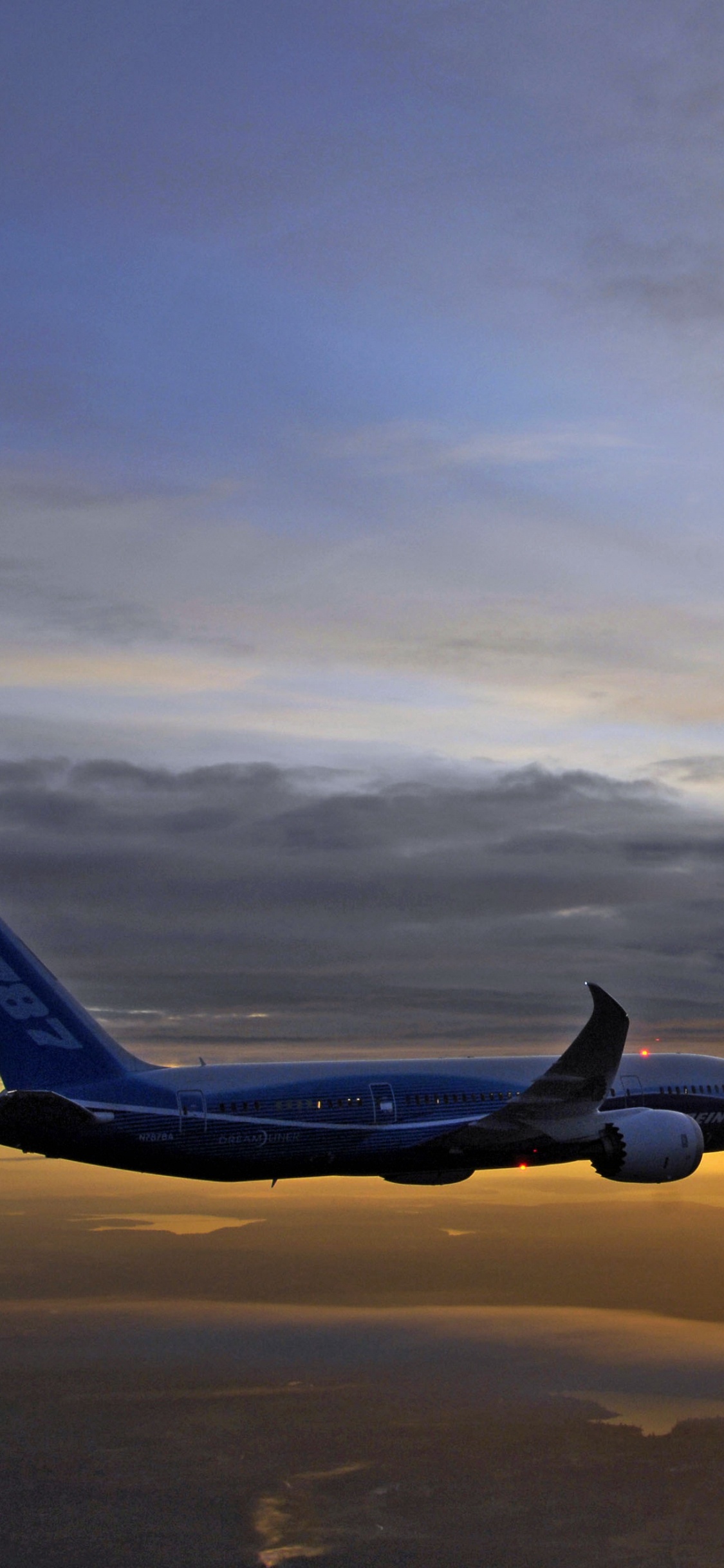 Avión Volando Sobre Las Nubes Durante la Puesta de Sol. Wallpaper in 1125x2436 Resolution