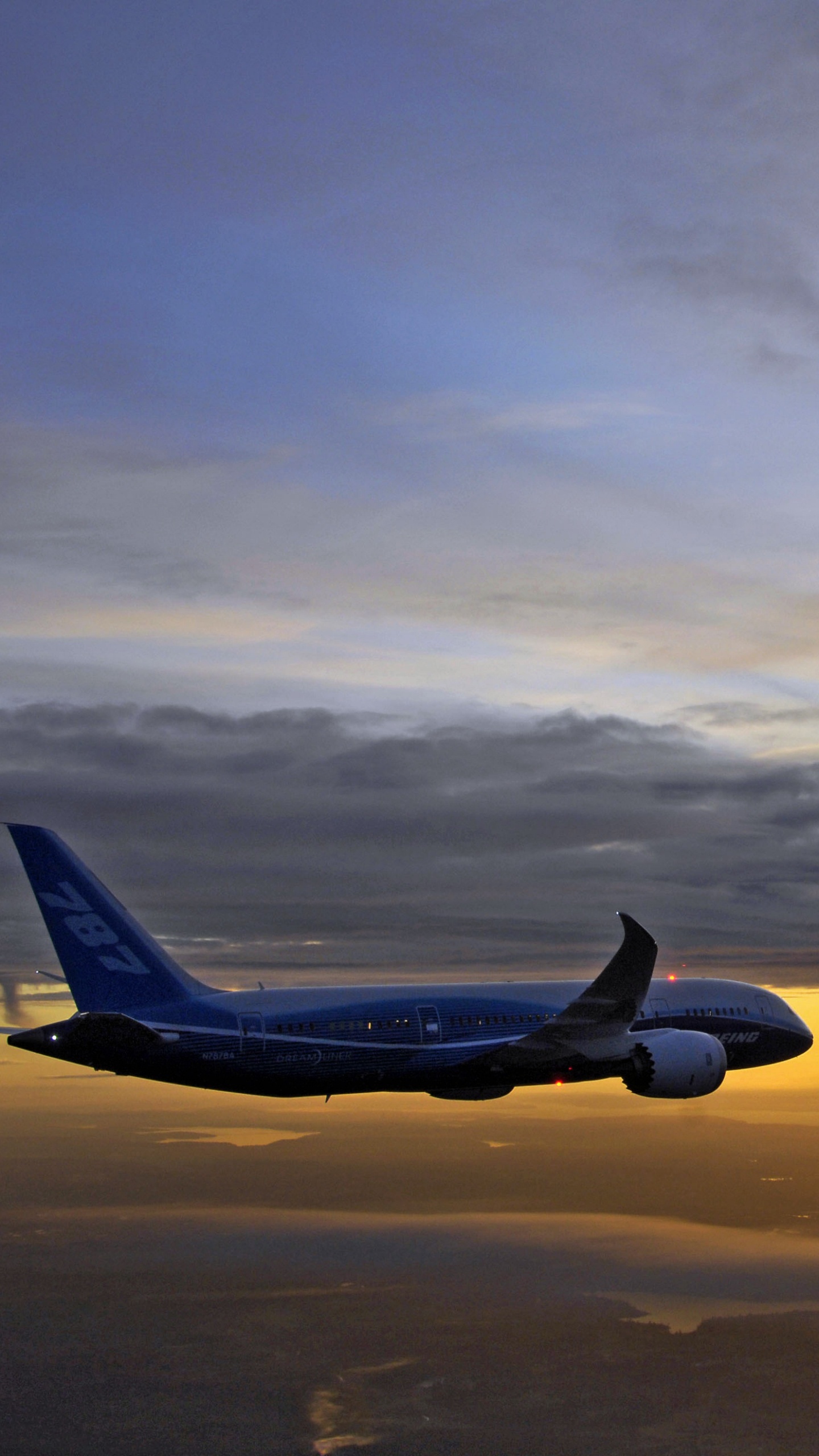 Flugzeug Fliegt Bei Sonnenuntergang Über Den Wolken The. Wallpaper in 1440x2560 Resolution