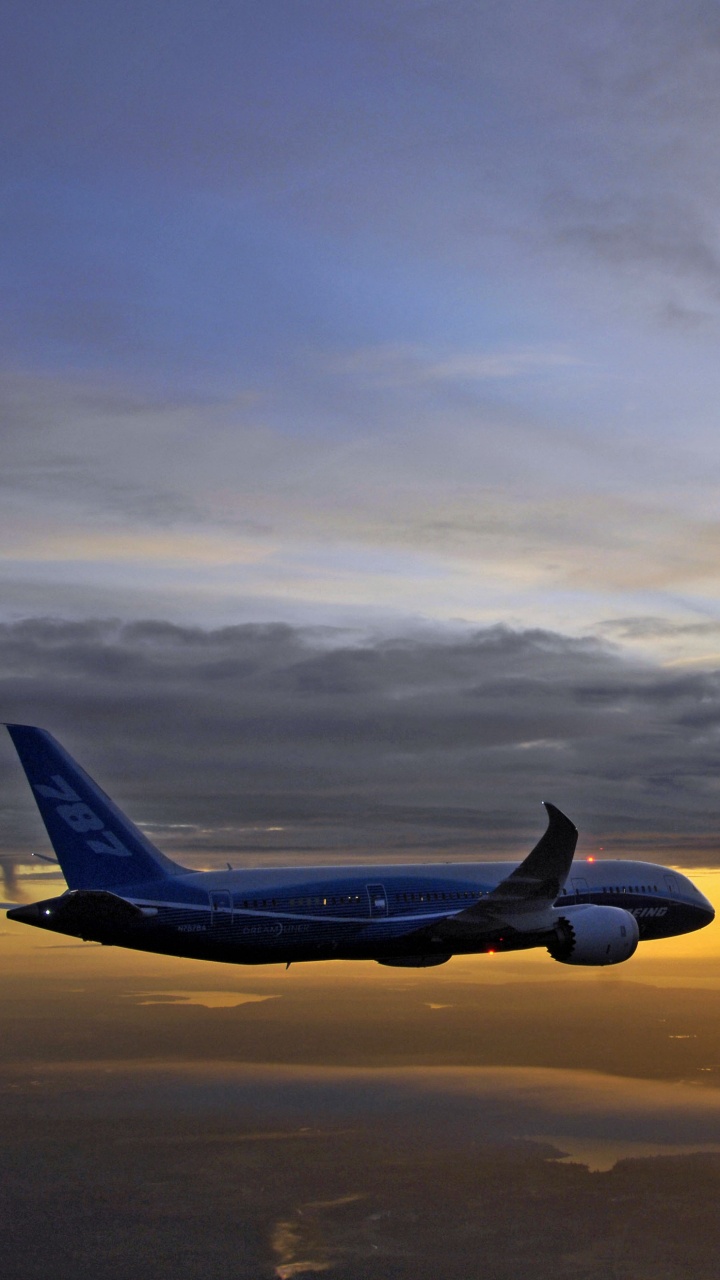 Flugzeug Fliegt Bei Sonnenuntergang Über Den Wolken The. Wallpaper in 720x1280 Resolution