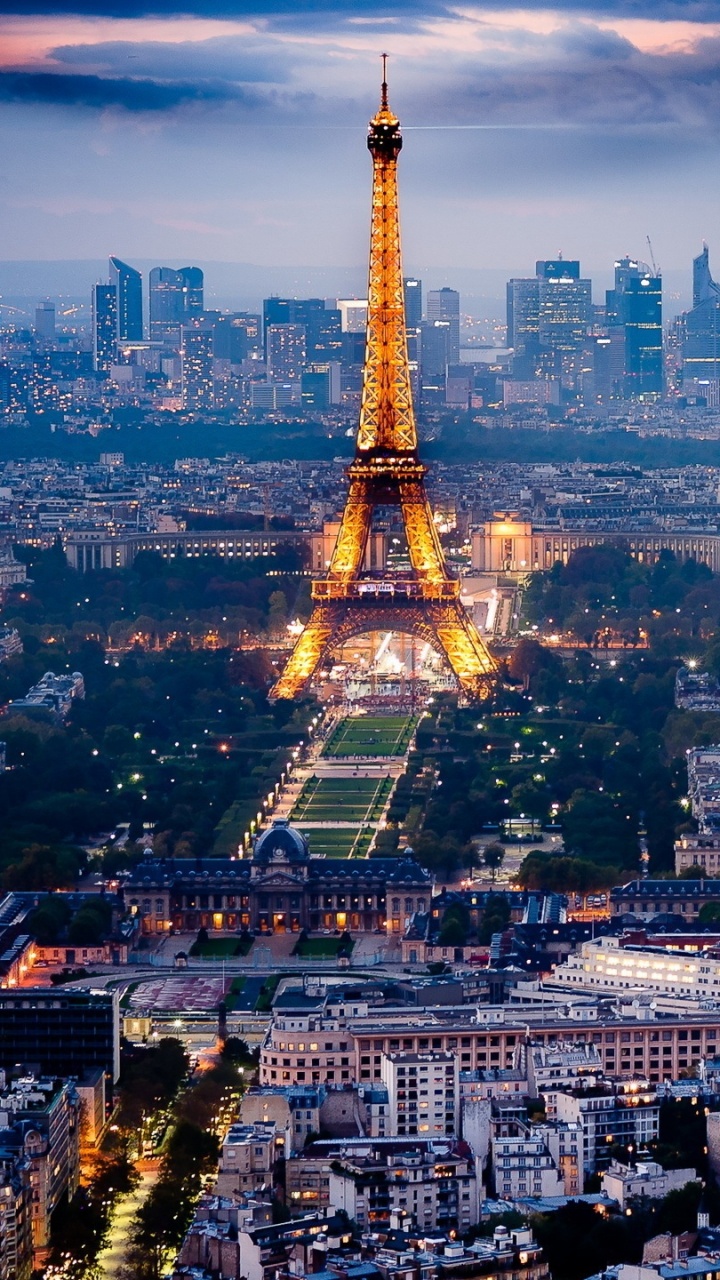 Vue Aérienne de la Tour Eiffel Pendant la Nuit. Wallpaper in 720x1280 Resolution