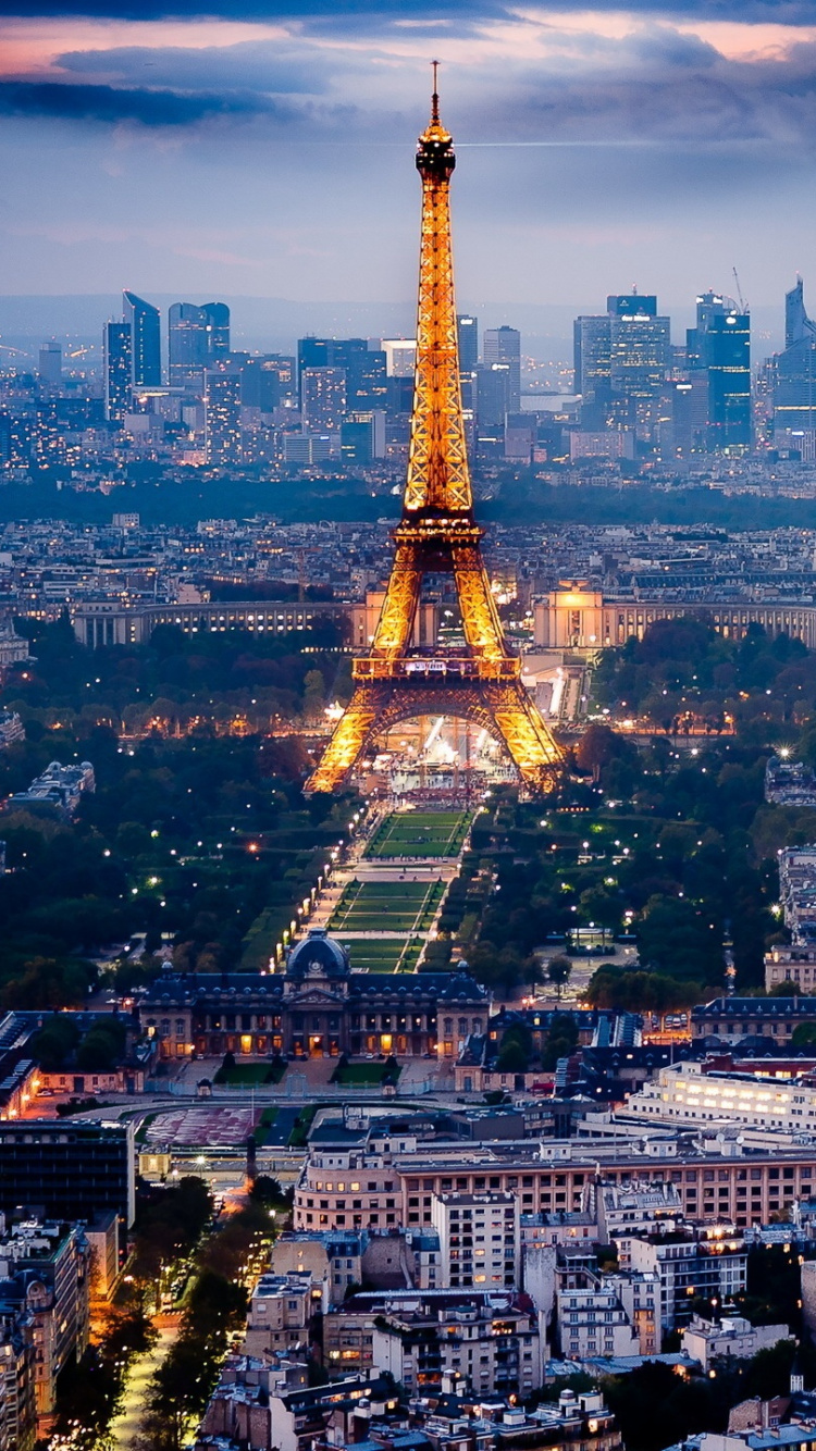 Luftaufnahme Des Eiffelturms Bei Nacht. Wallpaper in 750x1334 Resolution