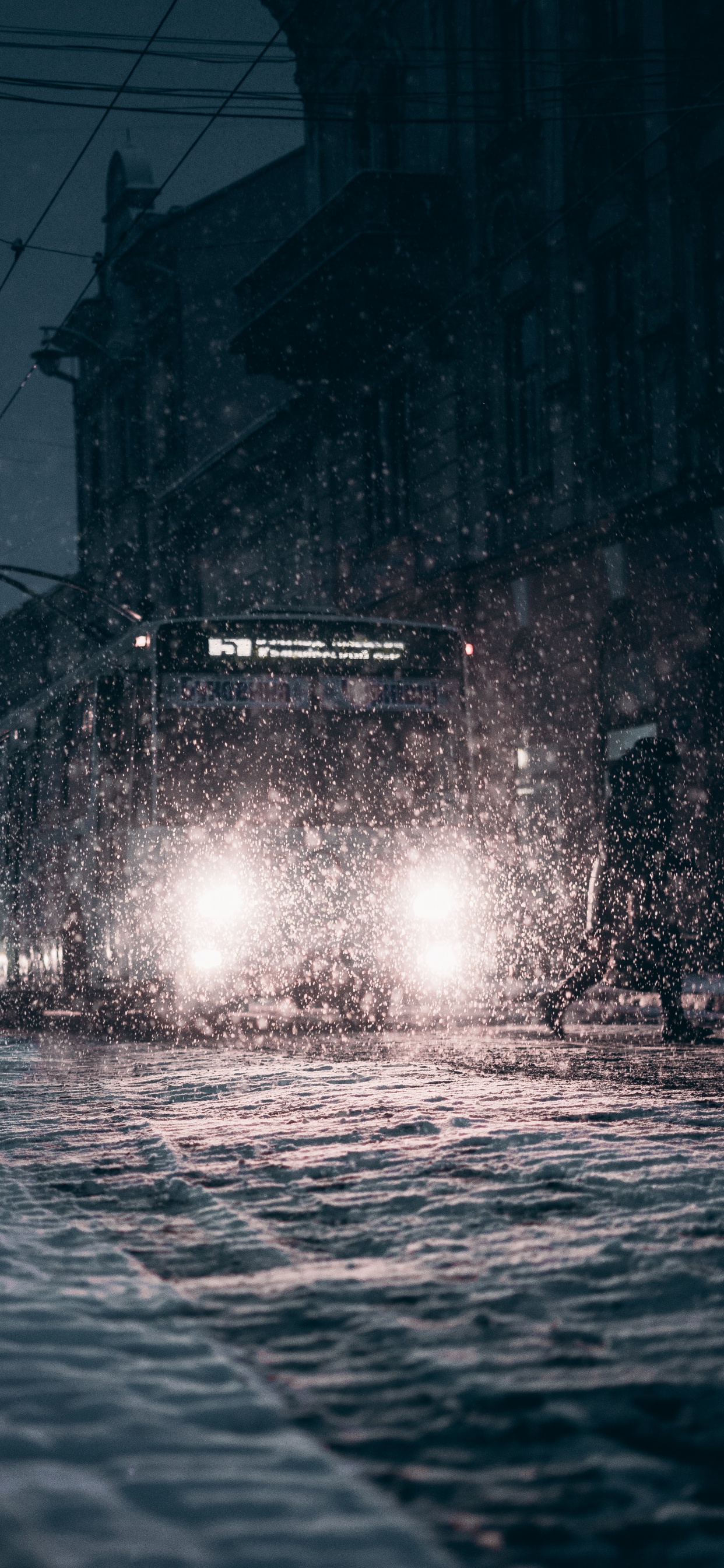 Salpicaduras de Agua en el Cuerpo de Agua Durante la Noche. Wallpaper in 1242x2688 Resolution