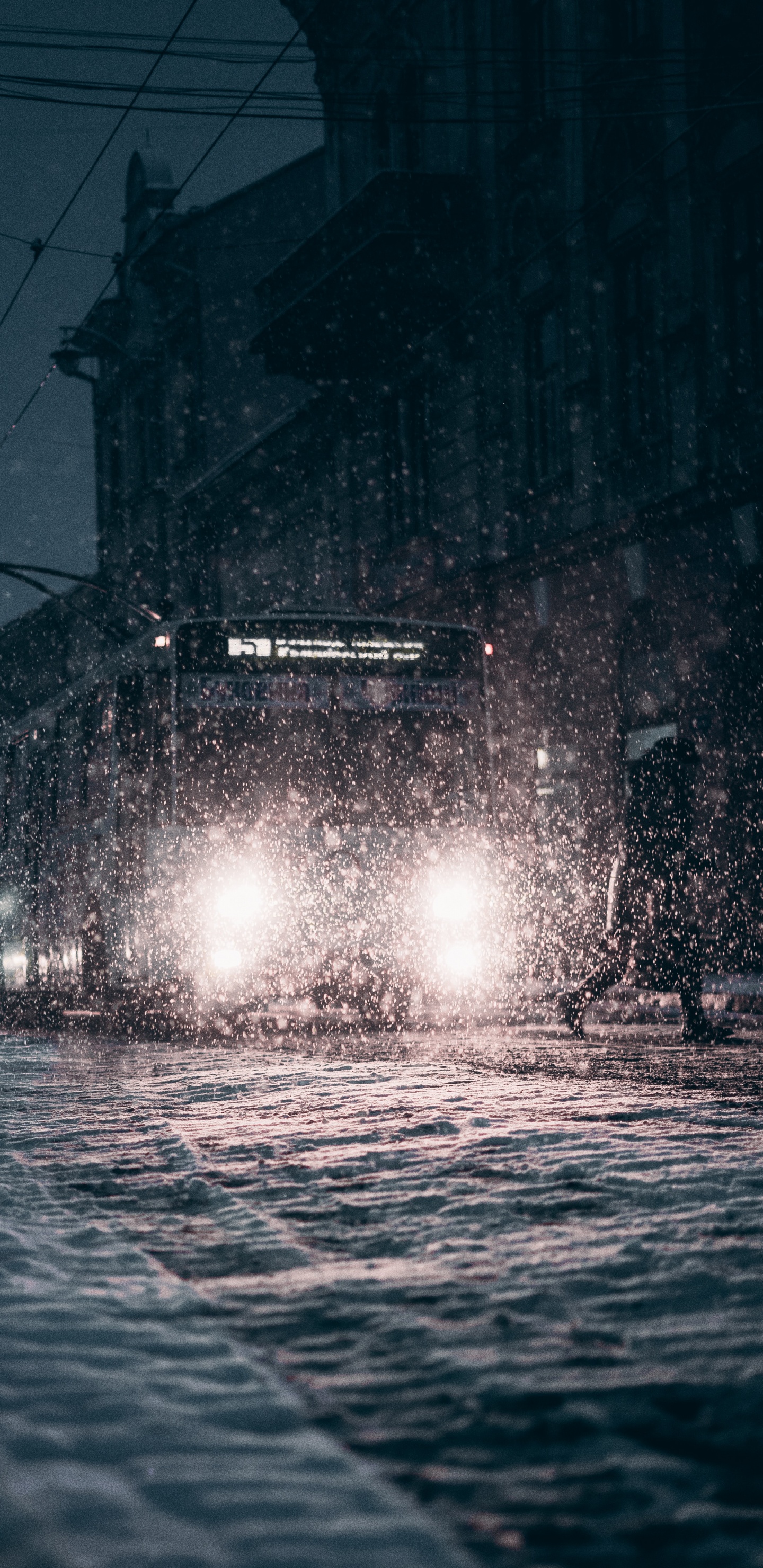 Salpicaduras de Agua en el Cuerpo de Agua Durante la Noche. Wallpaper in 1440x2960 Resolution