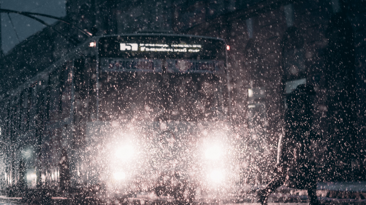 Wasserspritzer Auf Gewässer Während Der Nacht. Wallpaper in 1280x720 Resolution