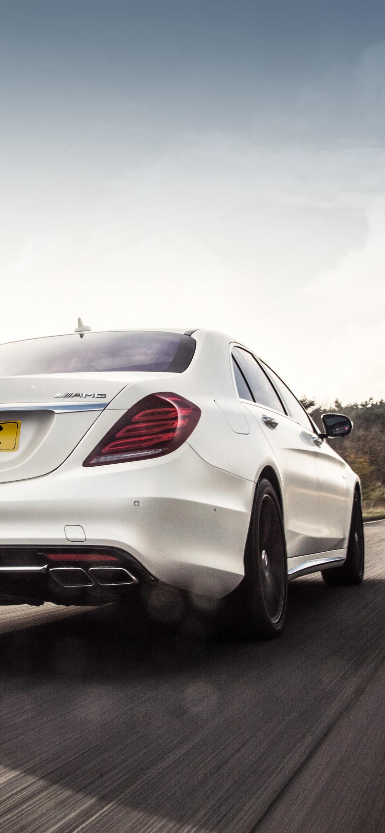 Weißer Bmw m 3 Unterwegs. Wallpaper in 1242x2688 Resolution