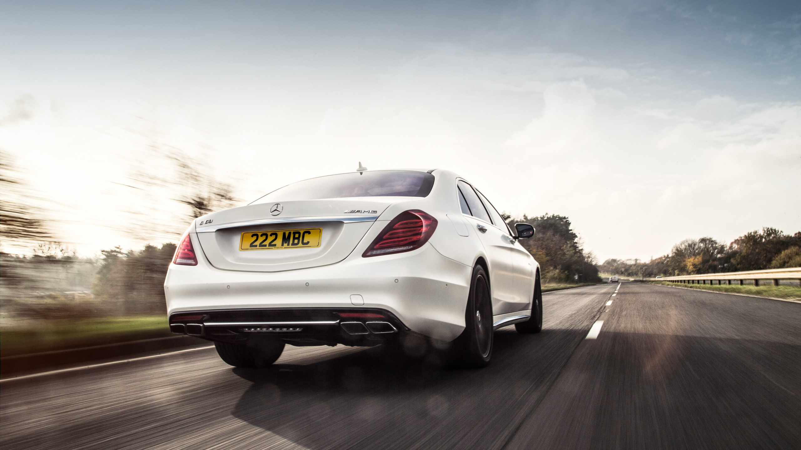 Weißer Bmw m 3 Unterwegs. Wallpaper in 2560x1440 Resolution