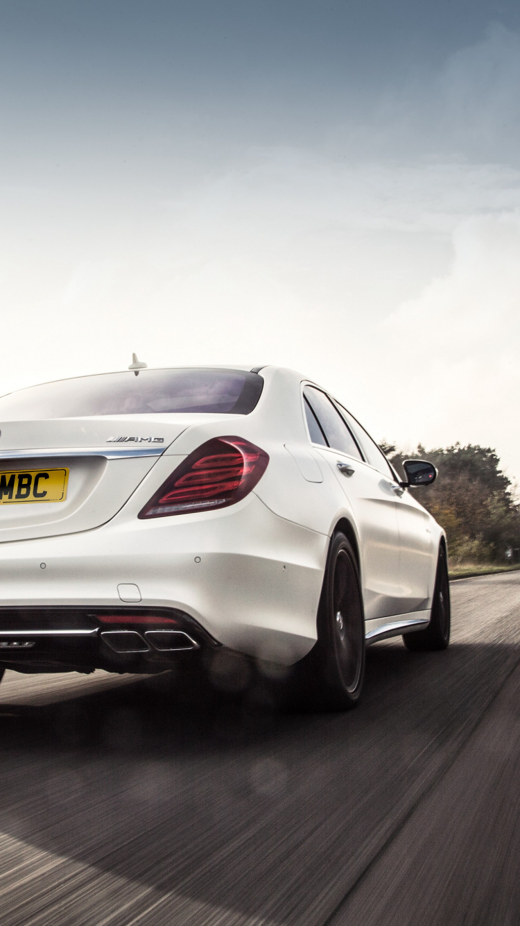 Weißer Bmw m 3 Unterwegs. Wallpaper in 750x1334 Resolution