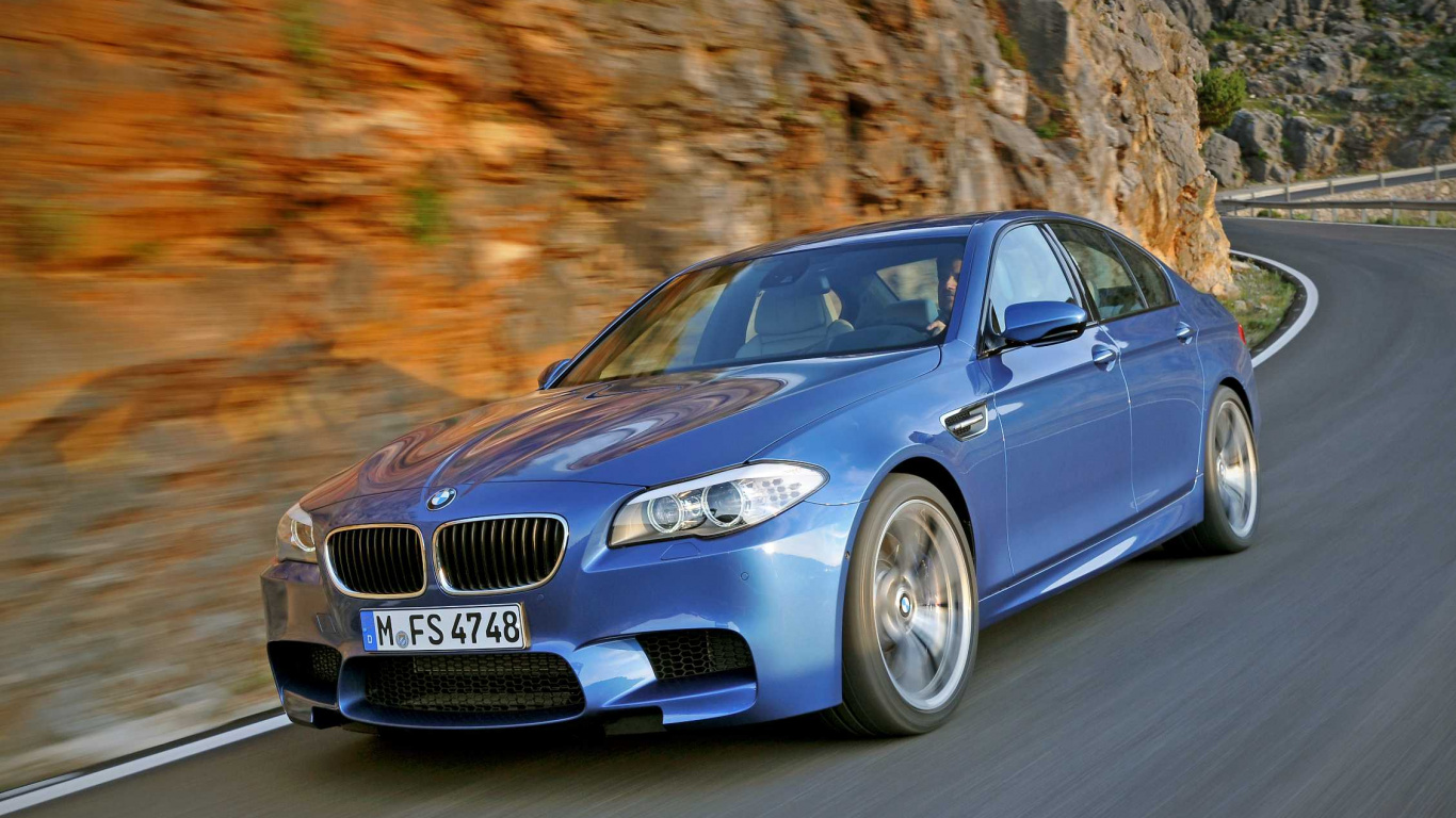 Blaues Bmw m 3 Coupe Tagsüber Unterwegs. Wallpaper in 1366x768 Resolution