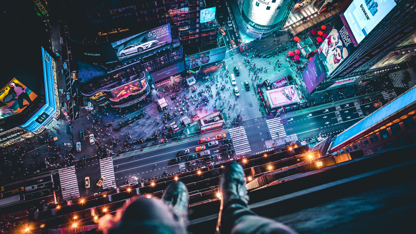 Gente Caminando en la Calle Durante la Noche. Wallpaper in 1366x768 Resolution