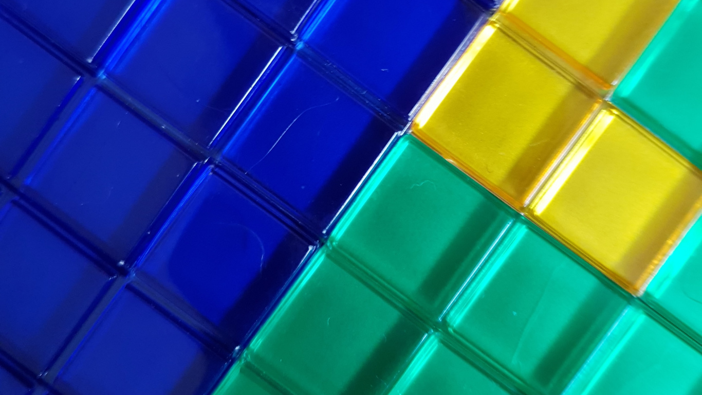 Blaue Gelbe Und Grüne Plastikblöcke. Wallpaper in 1366x768 Resolution