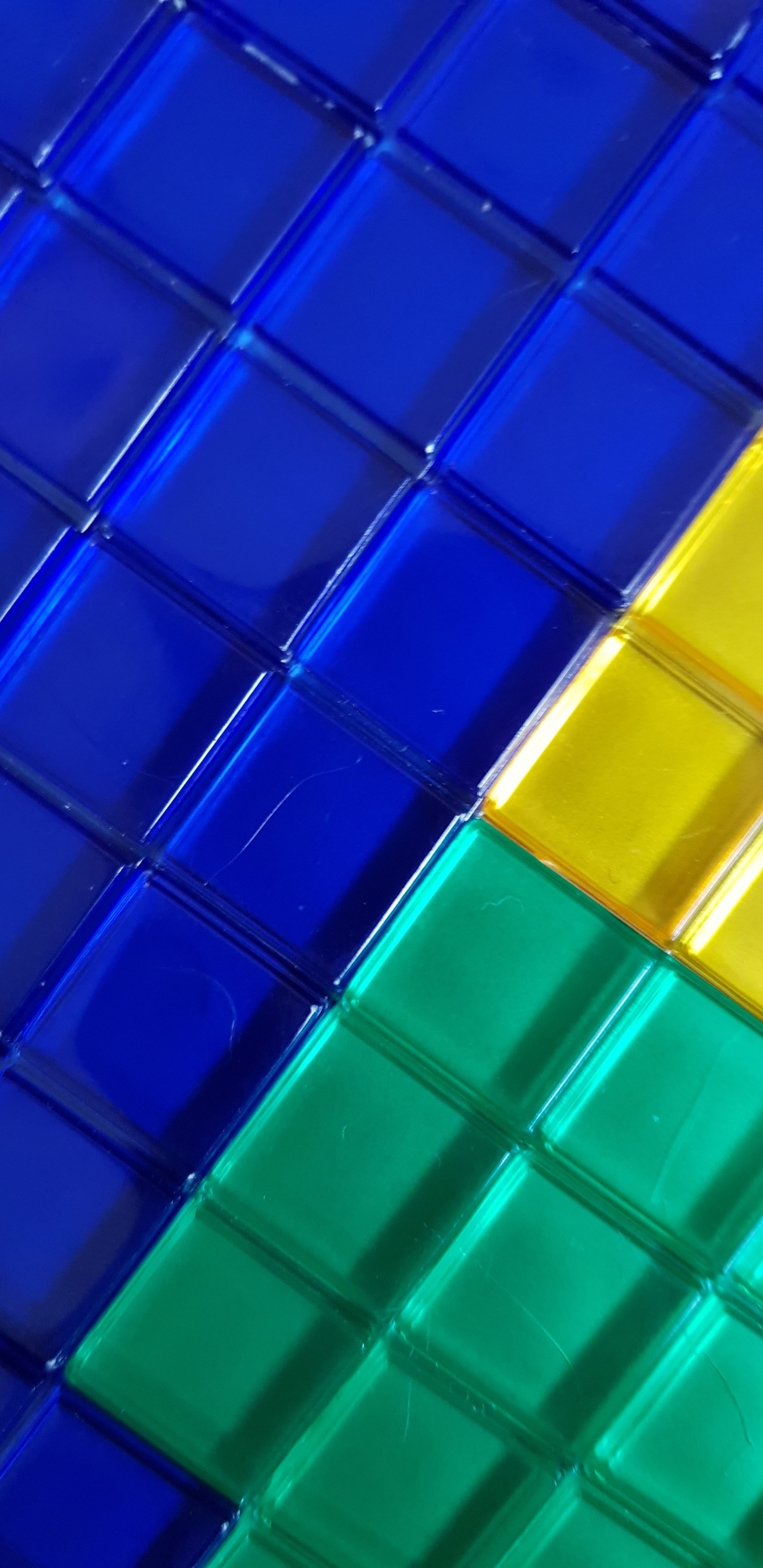 Blaue Gelbe Und Grüne Plastikblöcke. Wallpaper in 1440x2960 Resolution