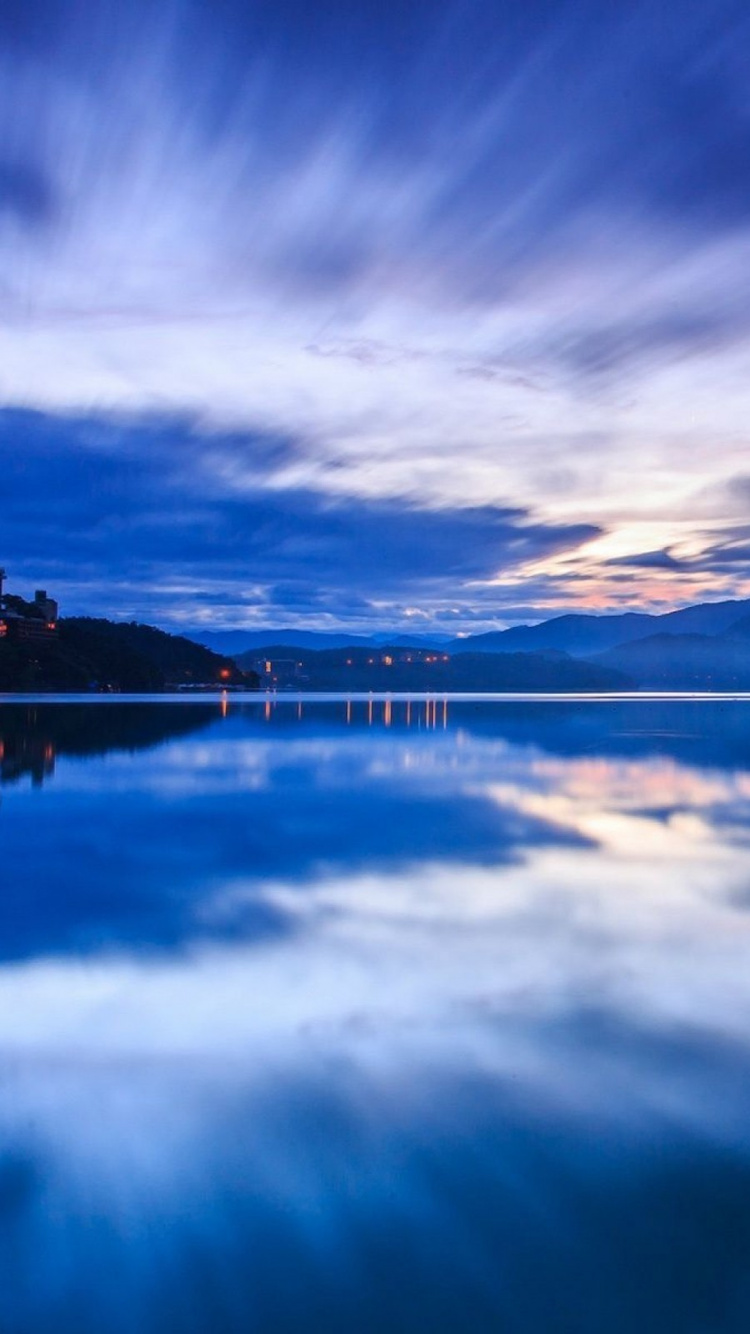 Plan D'eau Sous Ciel Bleu. Wallpaper in 750x1334 Resolution