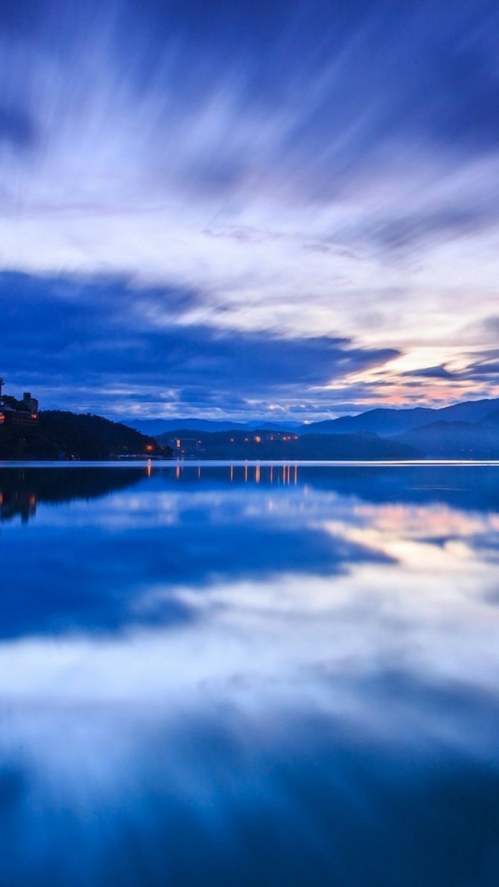 Gewässer Unter Blauem Himmel. Wallpaper in 720x1280 Resolution