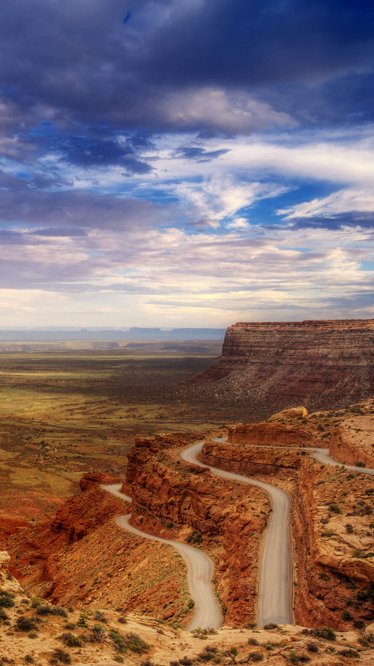 Montagnes Brunes et Vertes Sous Ciel Bleu et Nuages Blancs Pendant la Journée. Wallpaper in 750x1334 Resolution