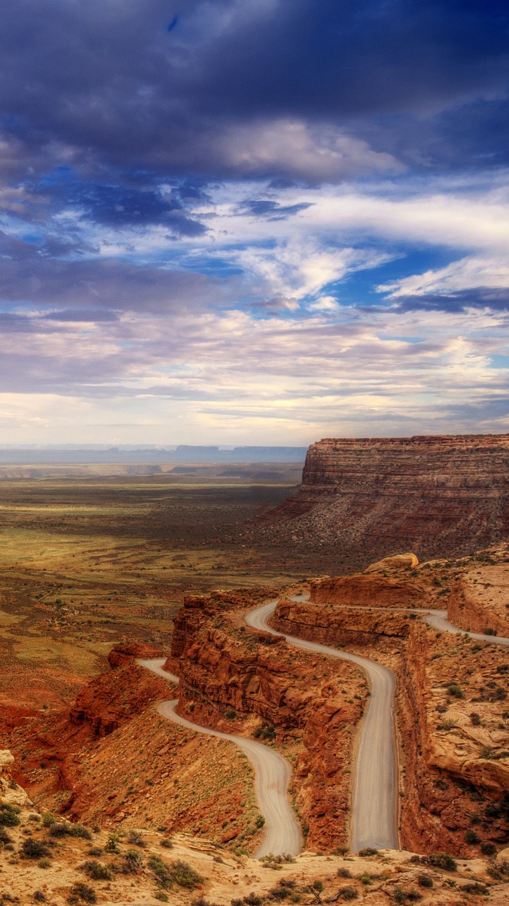 Braune Und Grüne Berge Unter Blauem Himmel Und Weißen Wolken Tagsüber. Wallpaper in 720x1280 Resolution