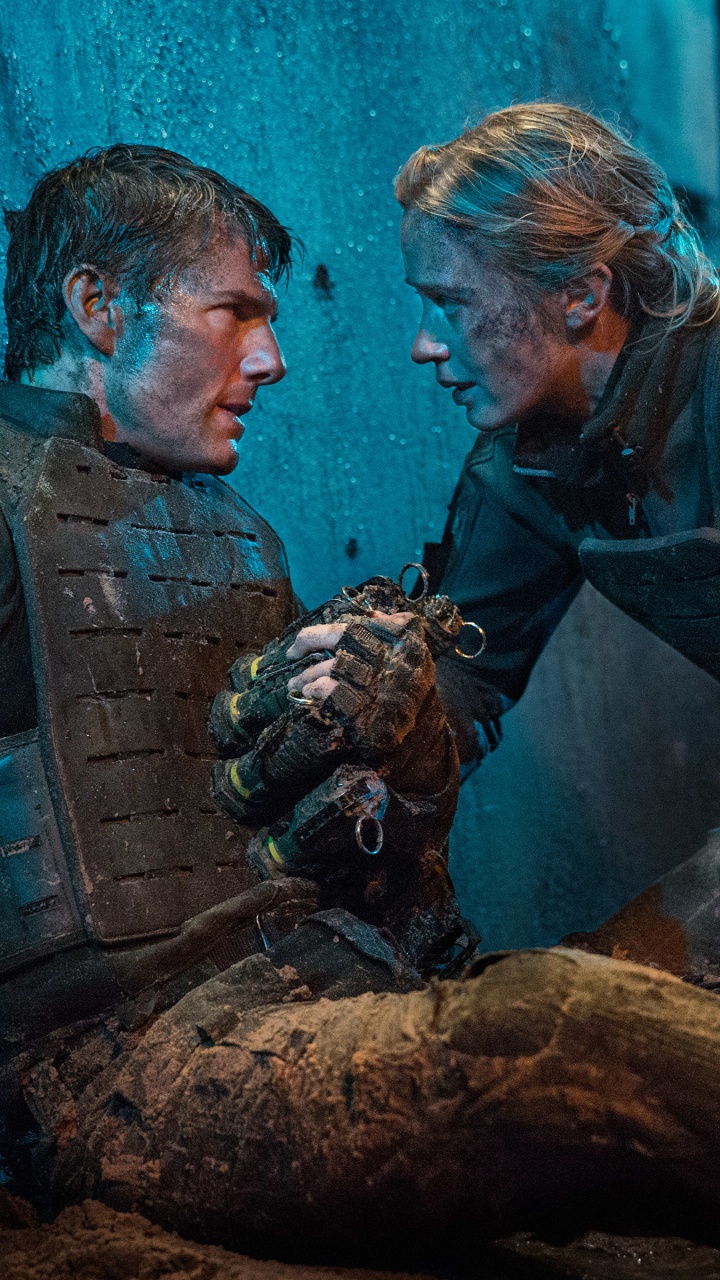 Mann in Schwarzer Lederjacke Mit Schwarzer Und Brauner Schildkröte. Wallpaper in 720x1280 Resolution