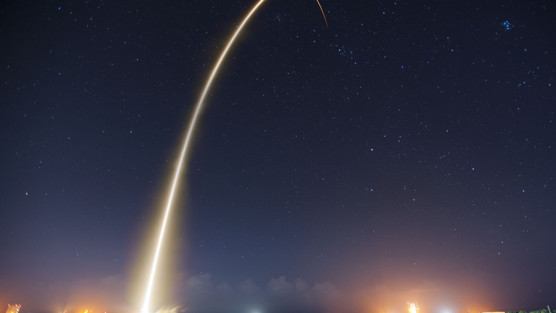 Feux Verts et Bleus Sur la Route Pendant la Nuit. Wallpaper in 1920x1080 Resolution