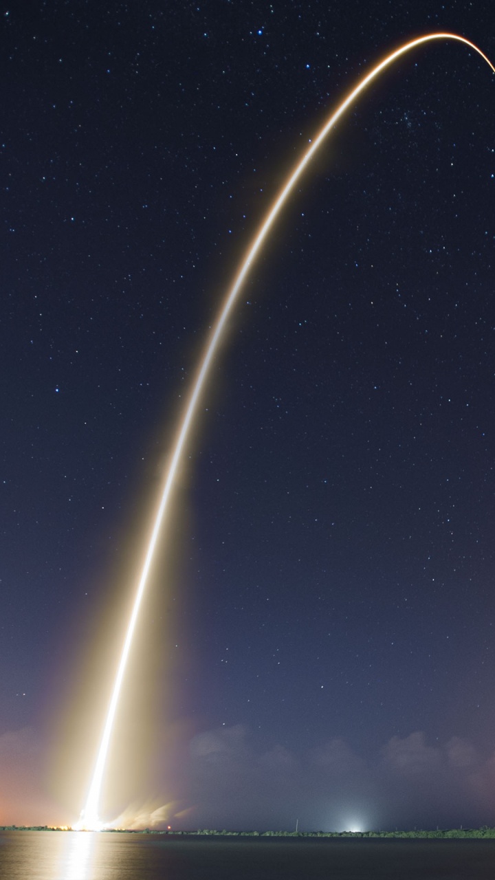 Luces Verdes y Azules en la Carretera Durante la Noche. Wallpaper in 720x1280 Resolution