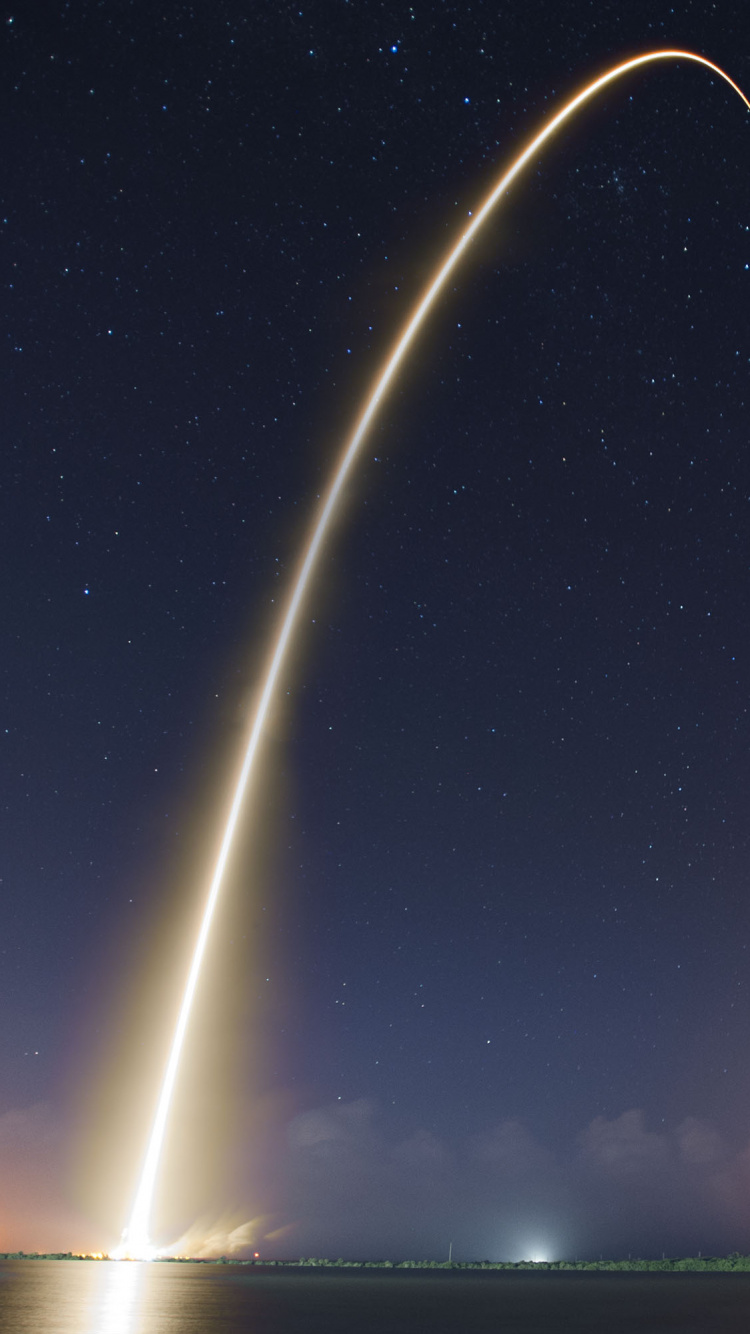 Luces Verdes y Azules en la Carretera Durante la Noche. Wallpaper in 750x1334 Resolution