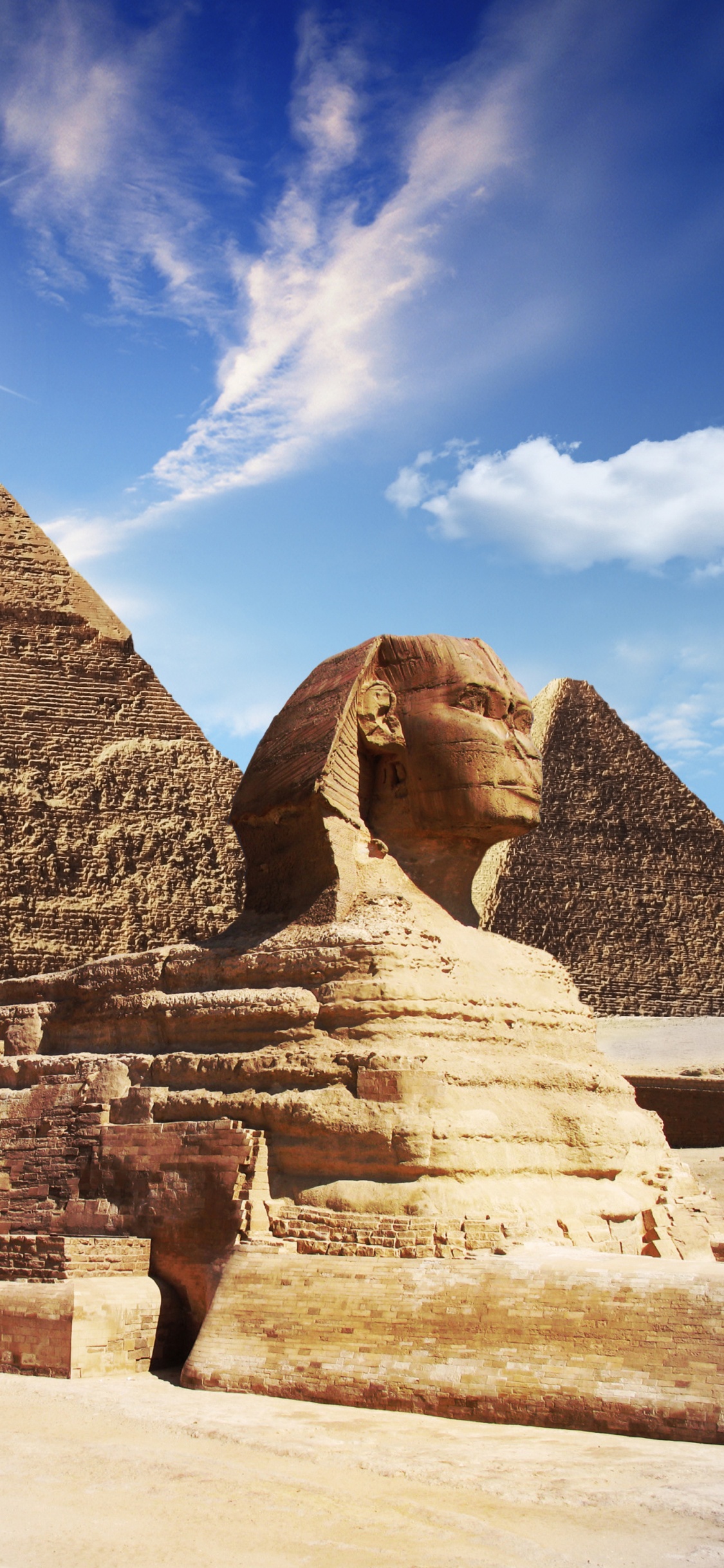 Pirámide de Hormigón Gris Bajo un Cielo Azul Durante el Día. Wallpaper in 1125x2436 Resolution