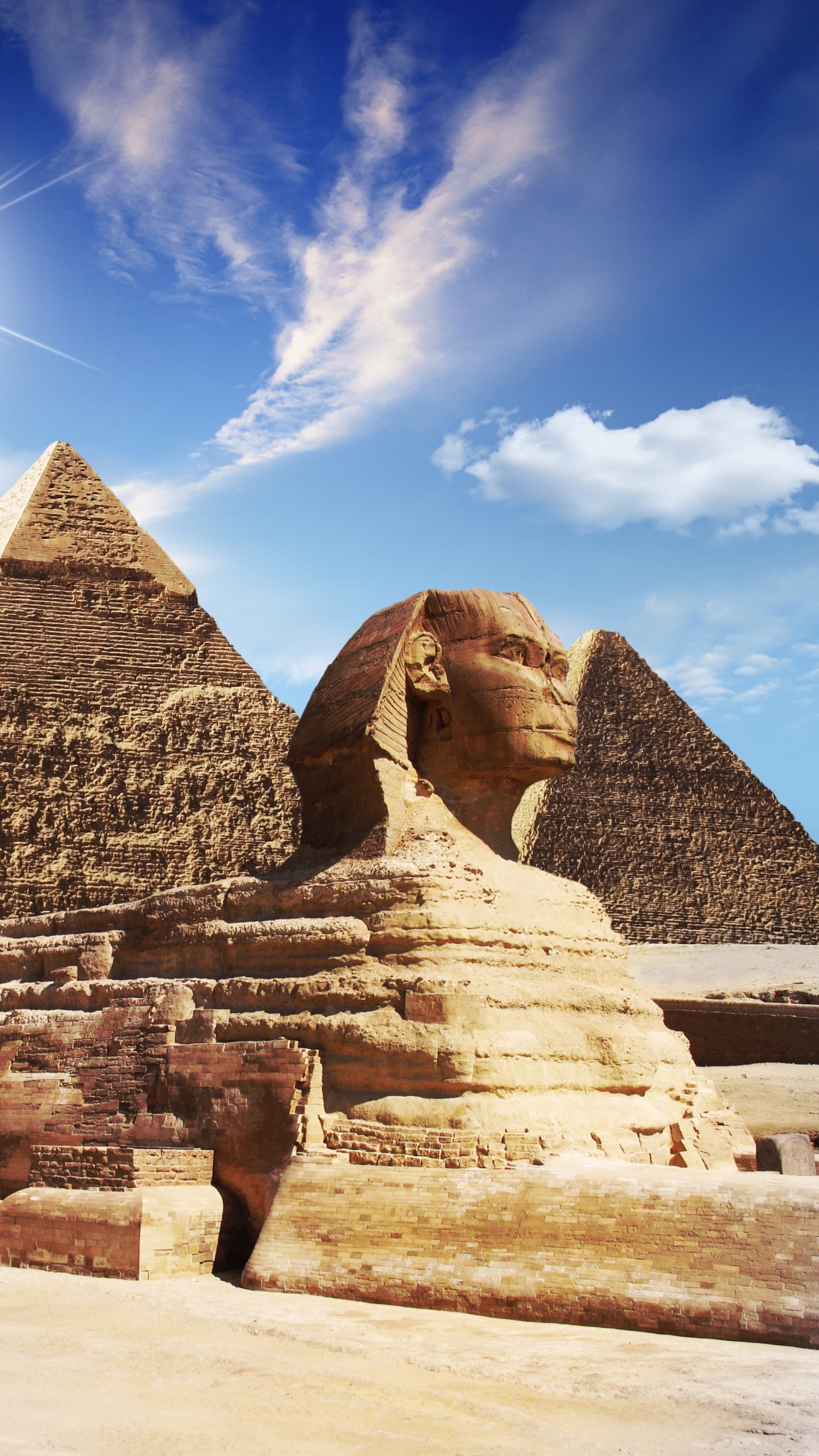 Pirámide de Hormigón Gris Bajo un Cielo Azul Durante el Día. Wallpaper in 1440x2560 Resolution