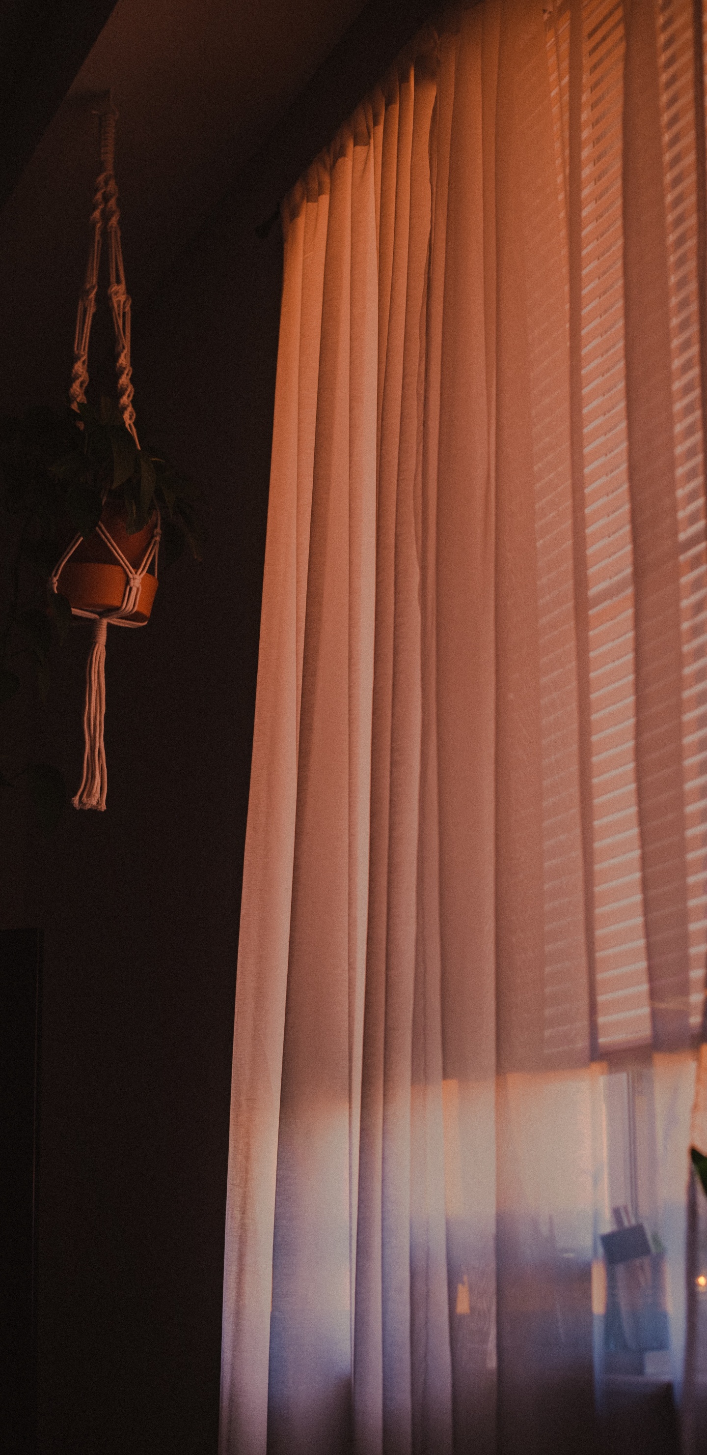 Weißer Fenstervorhang in Der Nähe Von Weißem Fenstervorhang. Wallpaper in 1440x2960 Resolution