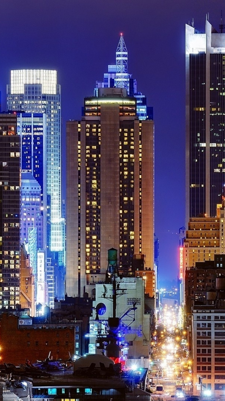 Horizonte de la Ciudad Durante la Noche. Wallpaper in 750x1334 Resolution