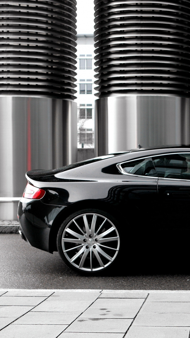 Porsche 911 Negro Estacionado en un Estacionamiento. Wallpaper in 750x1334 Resolution