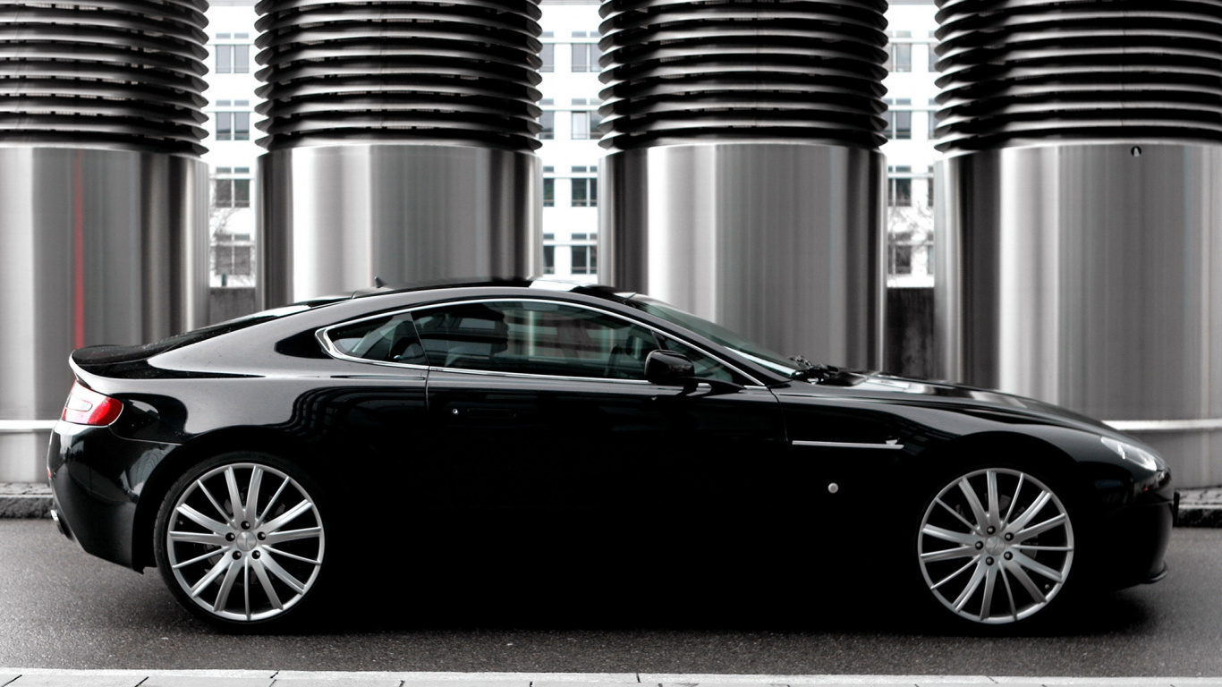 Black Porsche 911 Parked in a Parking Lot. Wallpaper in 1366x768 Resolution