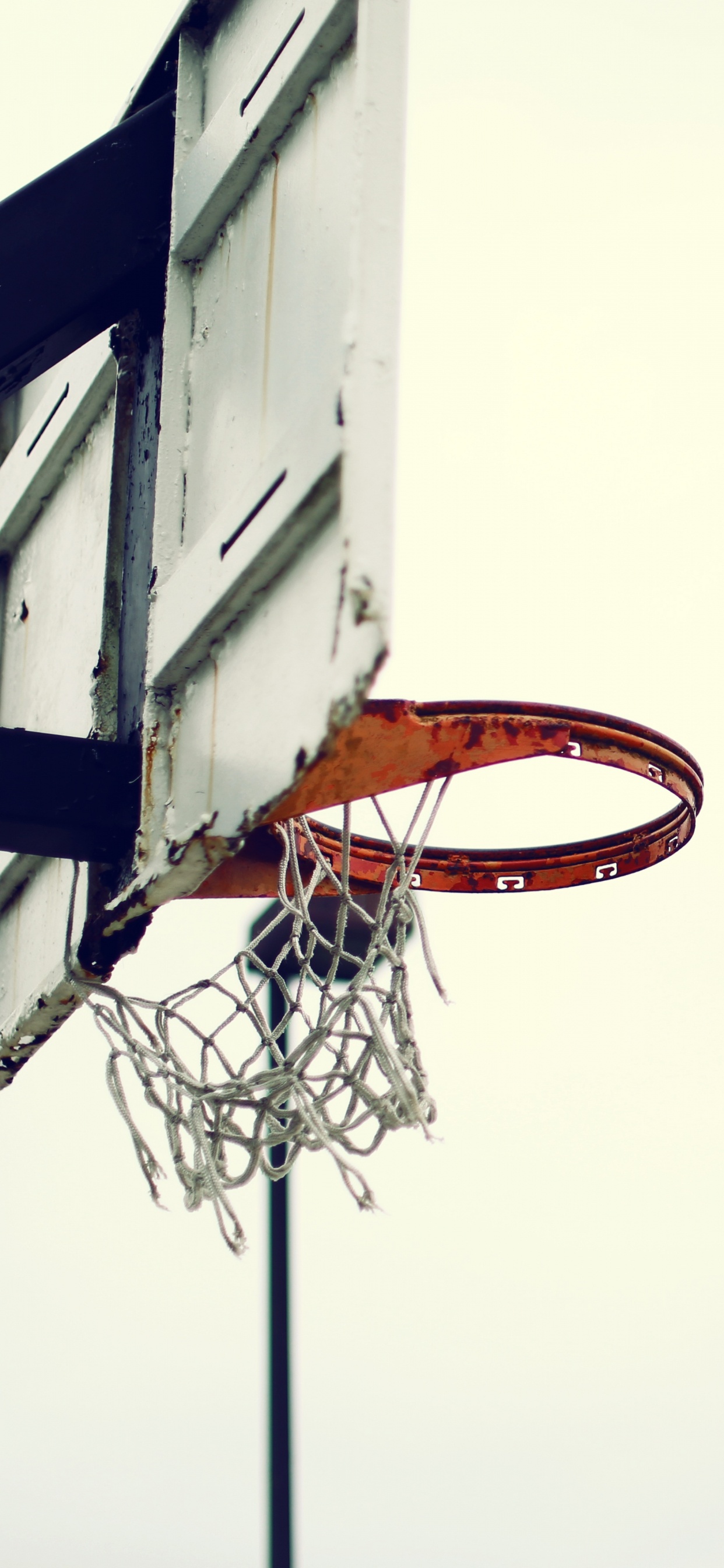 Panier de Basket Rouge Sous Ciel Blanc. Wallpaper in 1242x2688 Resolution