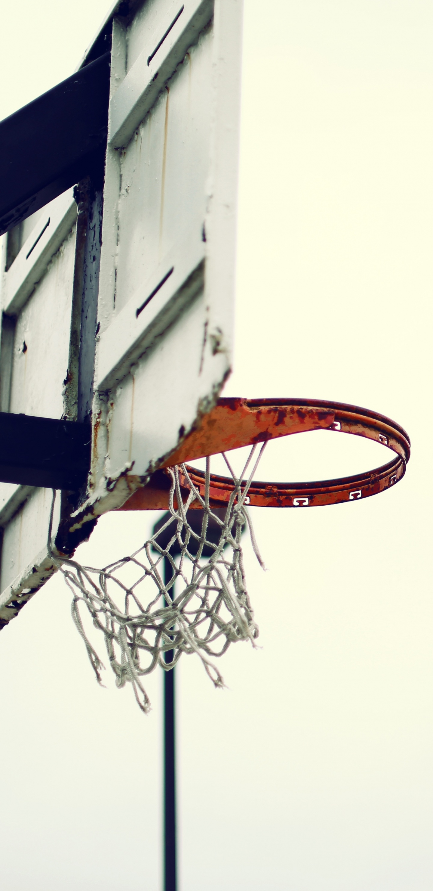 Panier de Basket Rouge Sous Ciel Blanc. Wallpaper in 1440x2960 Resolution