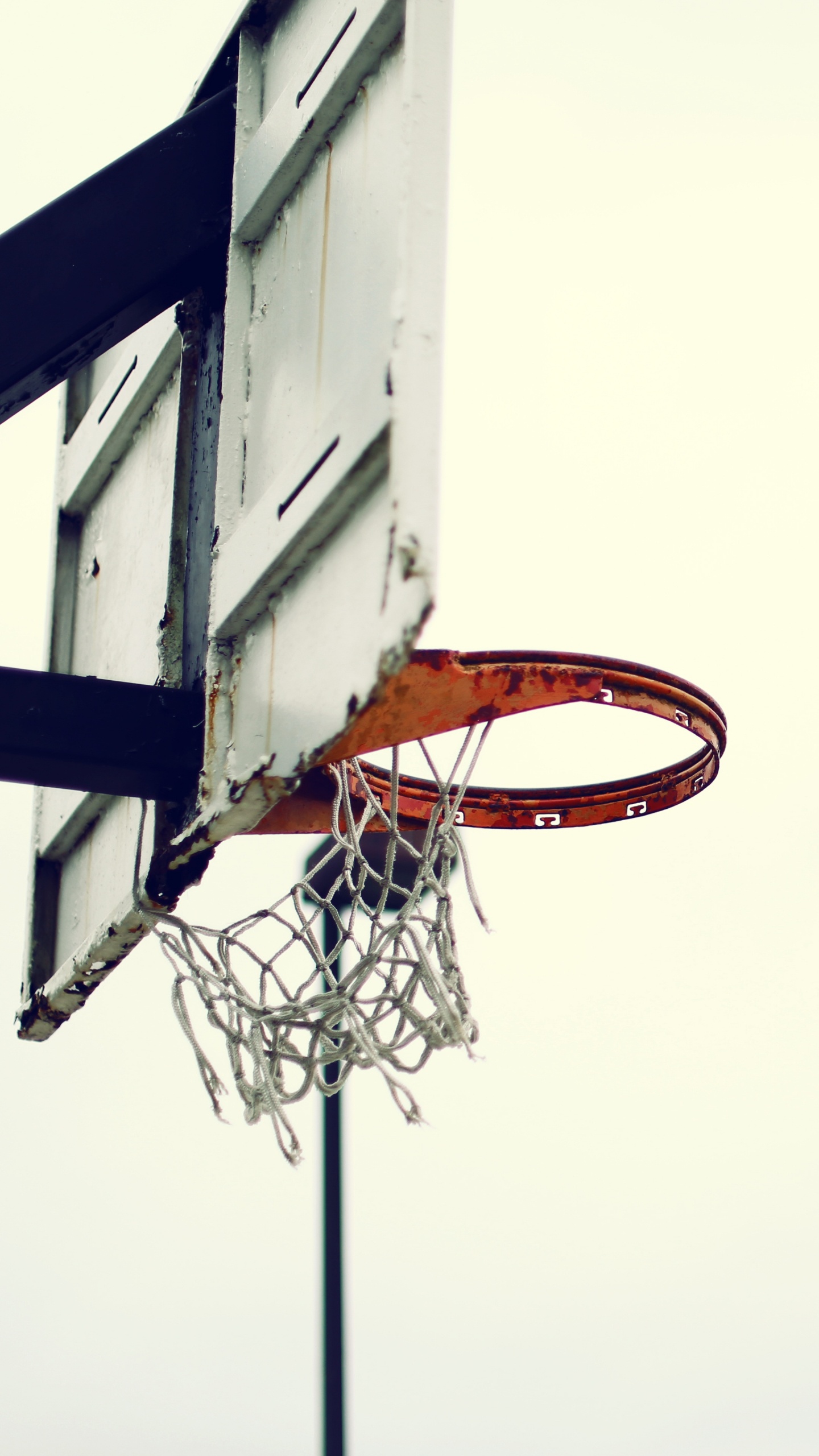 Aro de Baloncesto Rojo Bajo el Cielo Blanco. Wallpaper in 1440x2560 Resolution