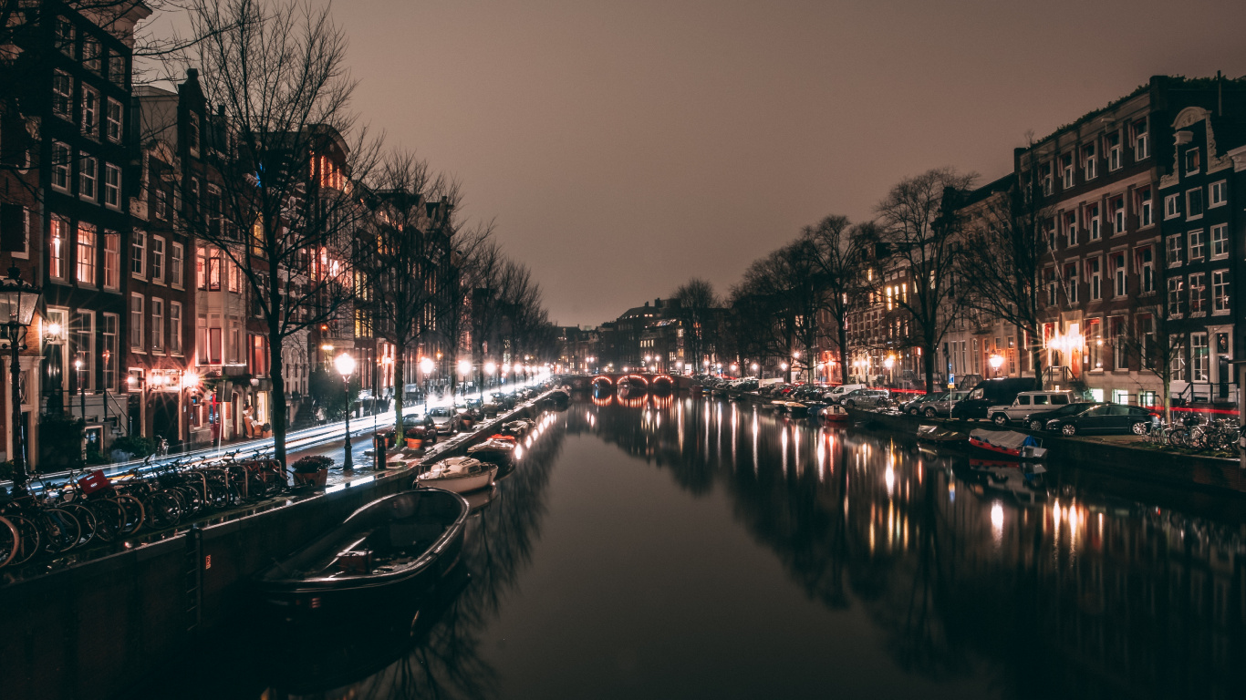 Boot Auf Dem Fluss Während Der Nacht. Wallpaper in 1366x768 Resolution