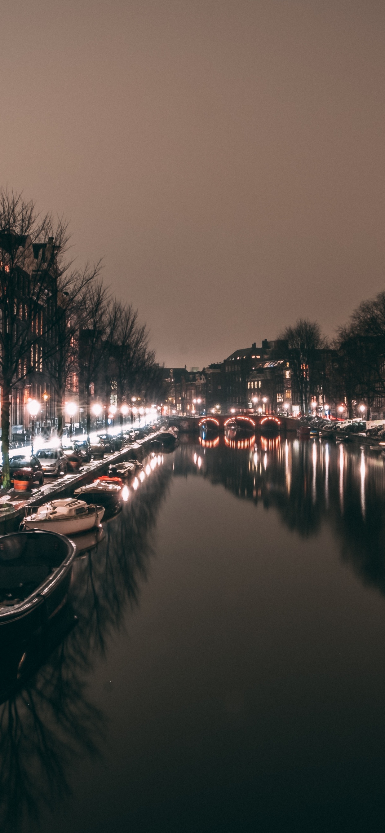 Bateau Sur la Rivière Pendant la Nuit. Wallpaper in 1242x2688 Resolution