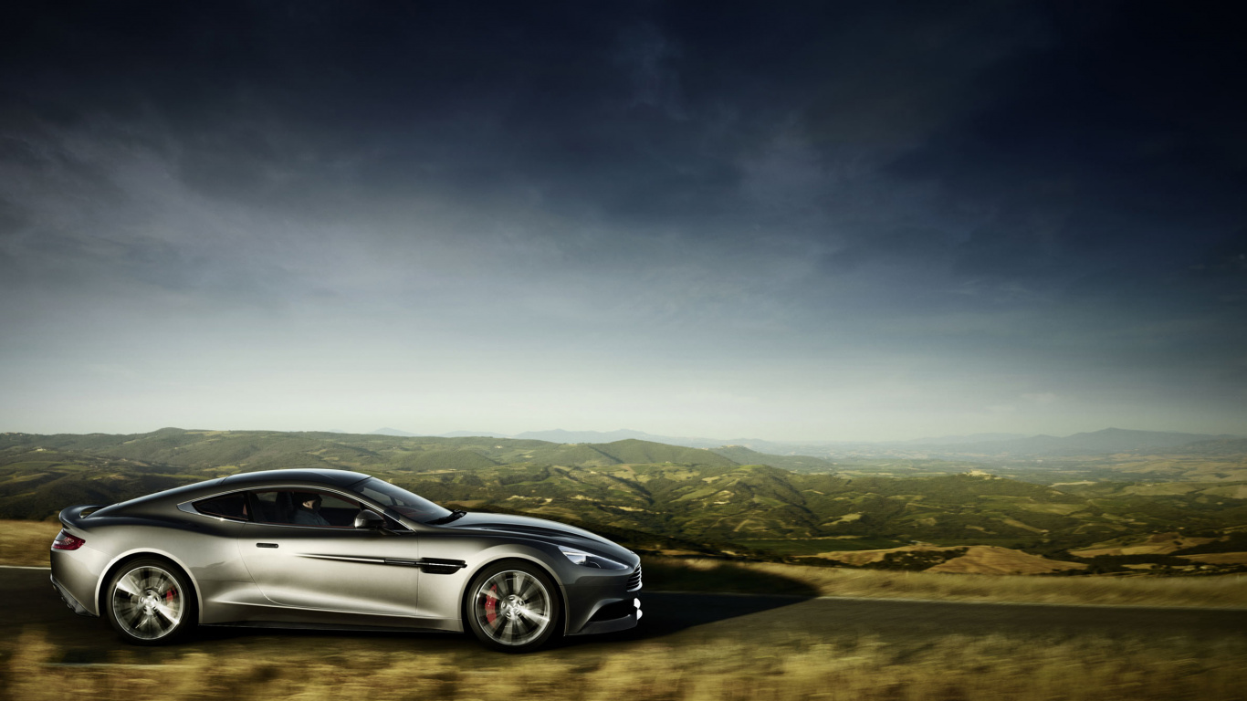 Silbernes Coupe Auf Grauer Asphaltstraße Tagsüber. Wallpaper in 1366x768 Resolution