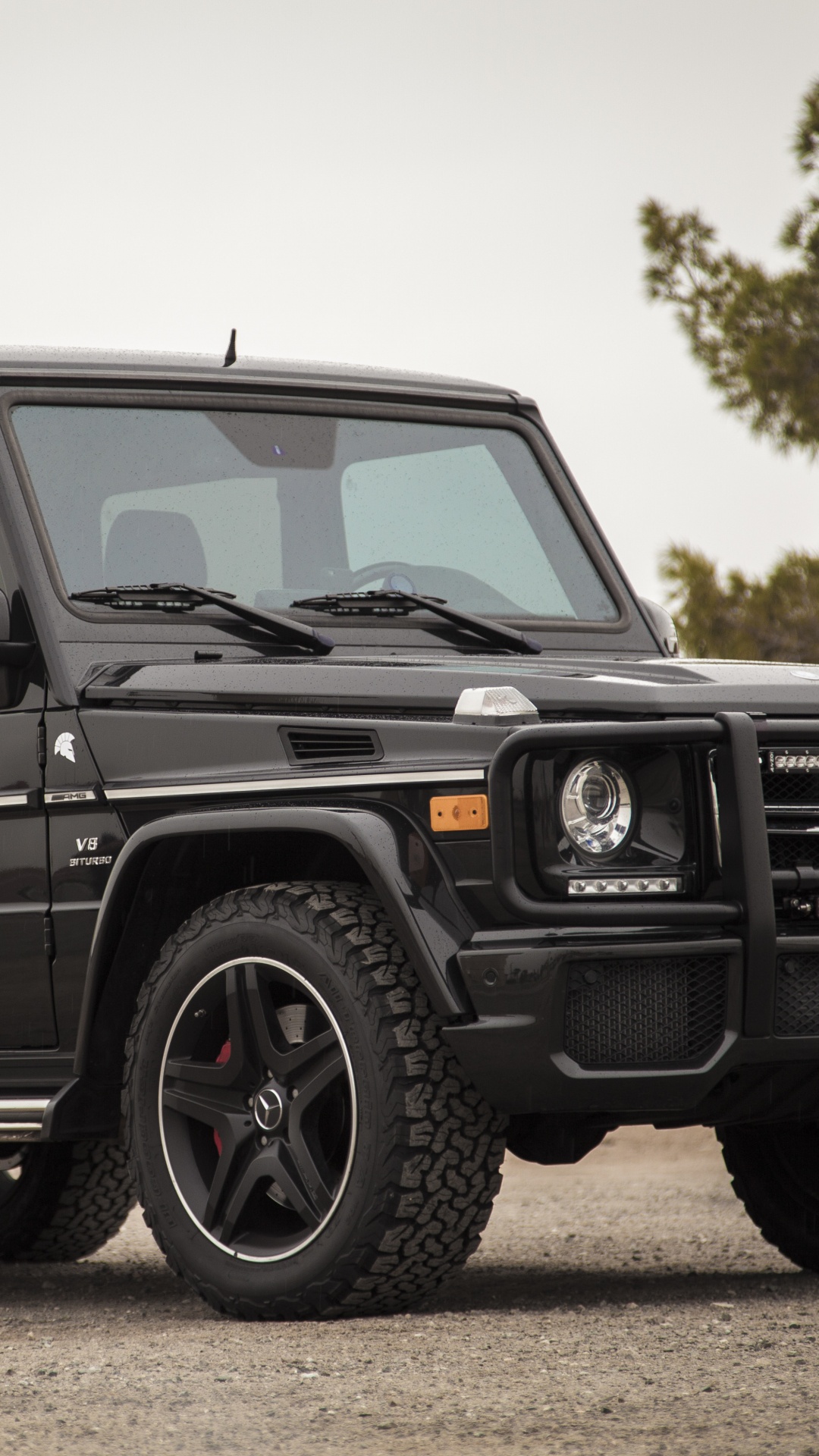 Jeep Wrangler Noir Sur Route Pendant la Journée. Wallpaper in 1080x1920 Resolution
