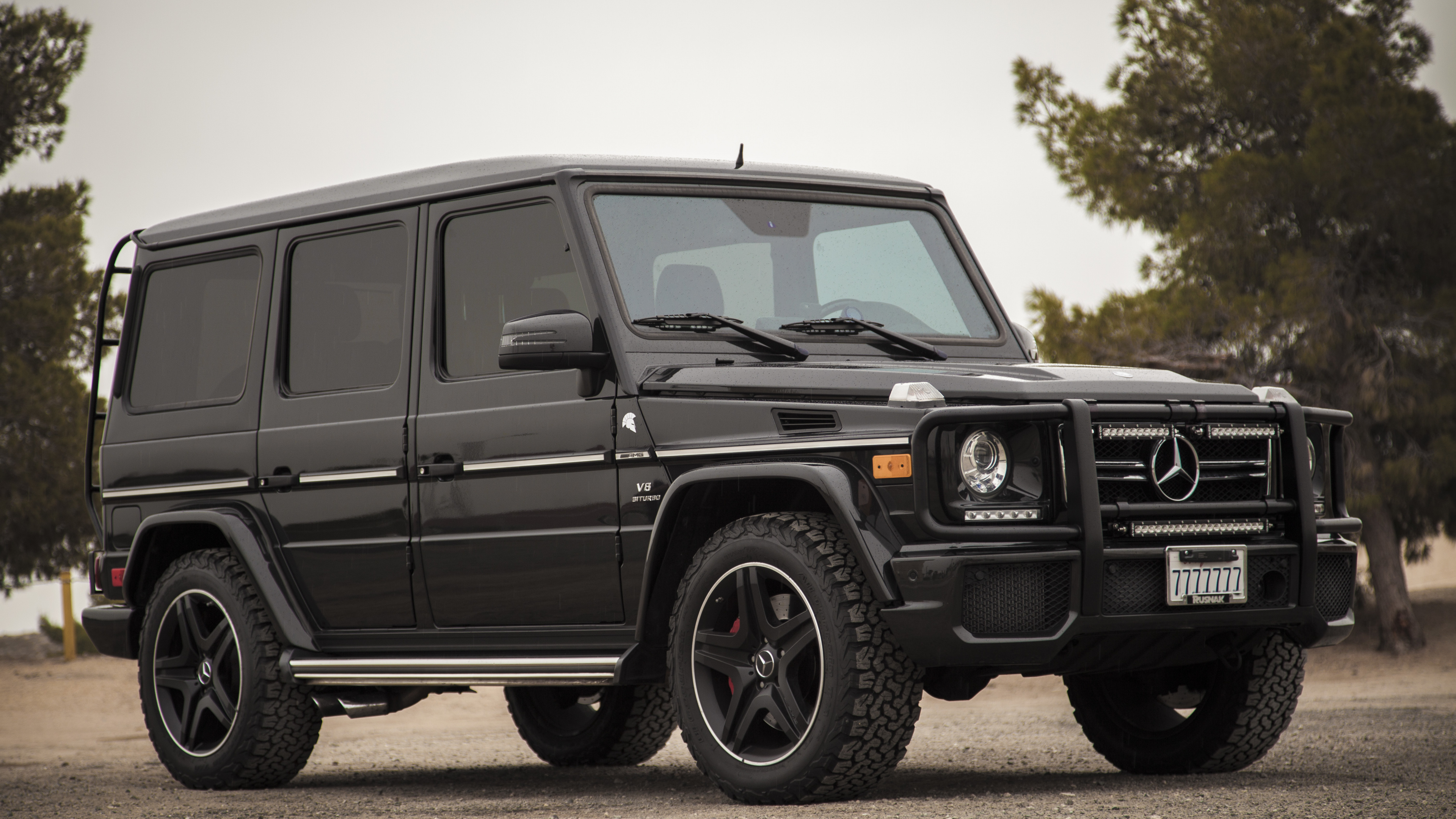 Jeep Wrangler Noir Sur Route Pendant la Journée. Wallpaper in 3840x2160 Resolution