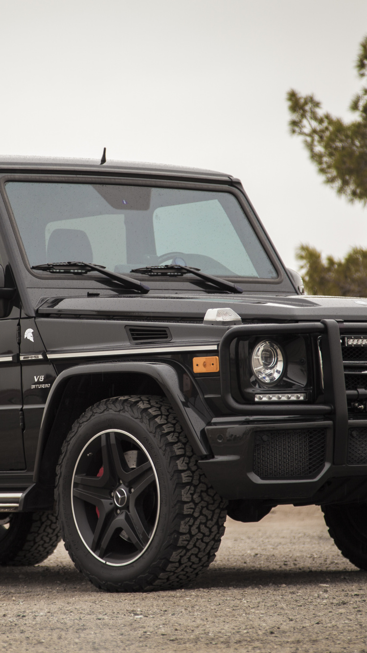 Jeep Wrangler Noir Sur Route Pendant la Journée. Wallpaper in 750x1334 Resolution