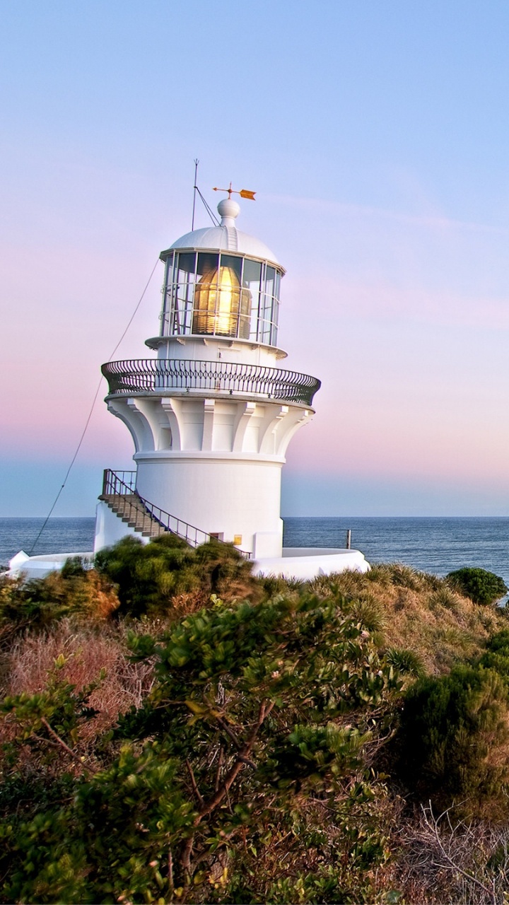Phare Blanc Sur Terrain D'herbe Brune et Verte Près D'un Plan D'eau Pendant la Journée. Wallpaper in 720x1280 Resolution