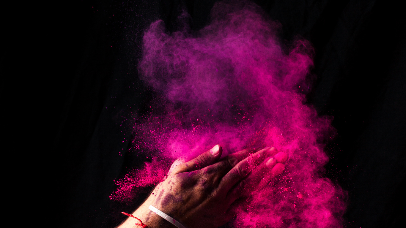 Personne Tenant de la Poudre Violette Dans le Noir. Wallpaper in 1366x768 Resolution