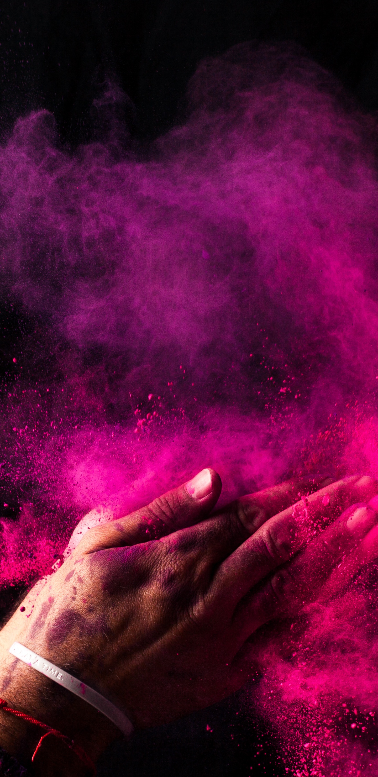 Personne Tenant de la Poudre Violette Dans le Noir. Wallpaper in 1440x2960 Resolution