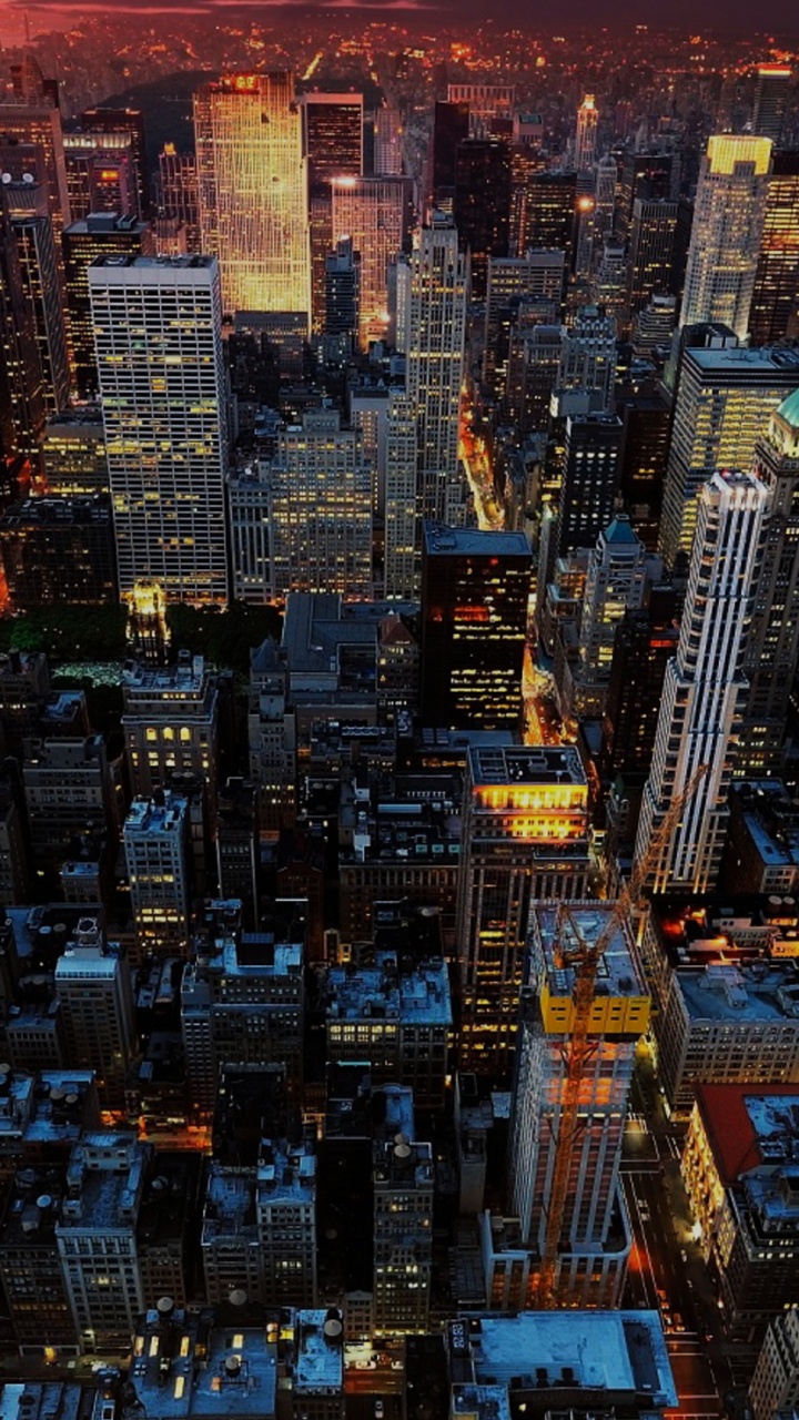 Vue Aérienne Des Bâtiments de la Ville Pendant la Nuit. Wallpaper in 720x1280 Resolution