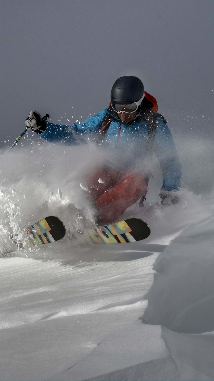 Mann Reitet Tagsüber Auf Rot-weißem Schneemobil. Wallpaper in 720x1280 Resolution