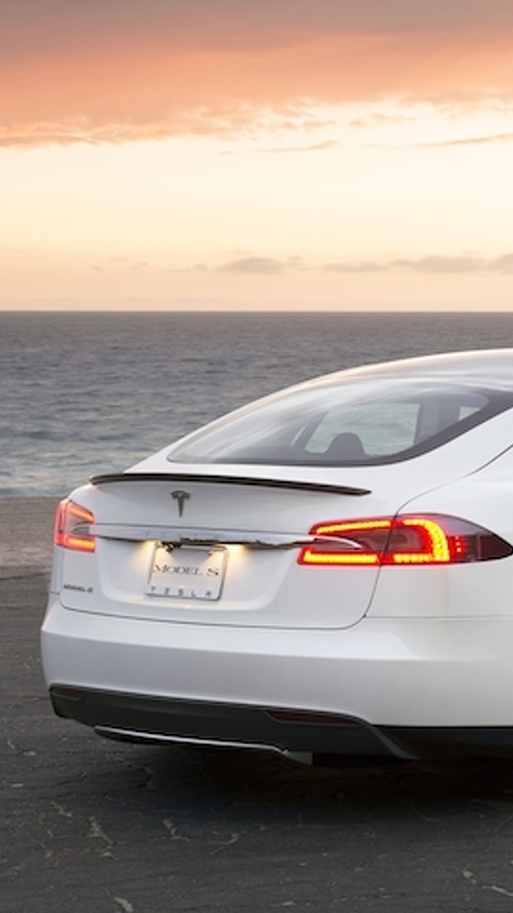 Sedán Plateado Sobre Asfalto Negro Durante el Día. Wallpaper in 720x1280 Resolution