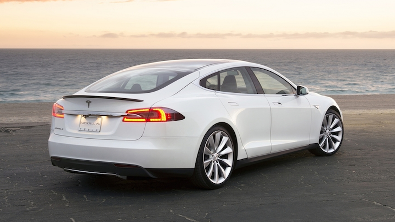 Silver Sedan on Black Asphalt Road During Daytime. Wallpaper in 1366x768 Resolution