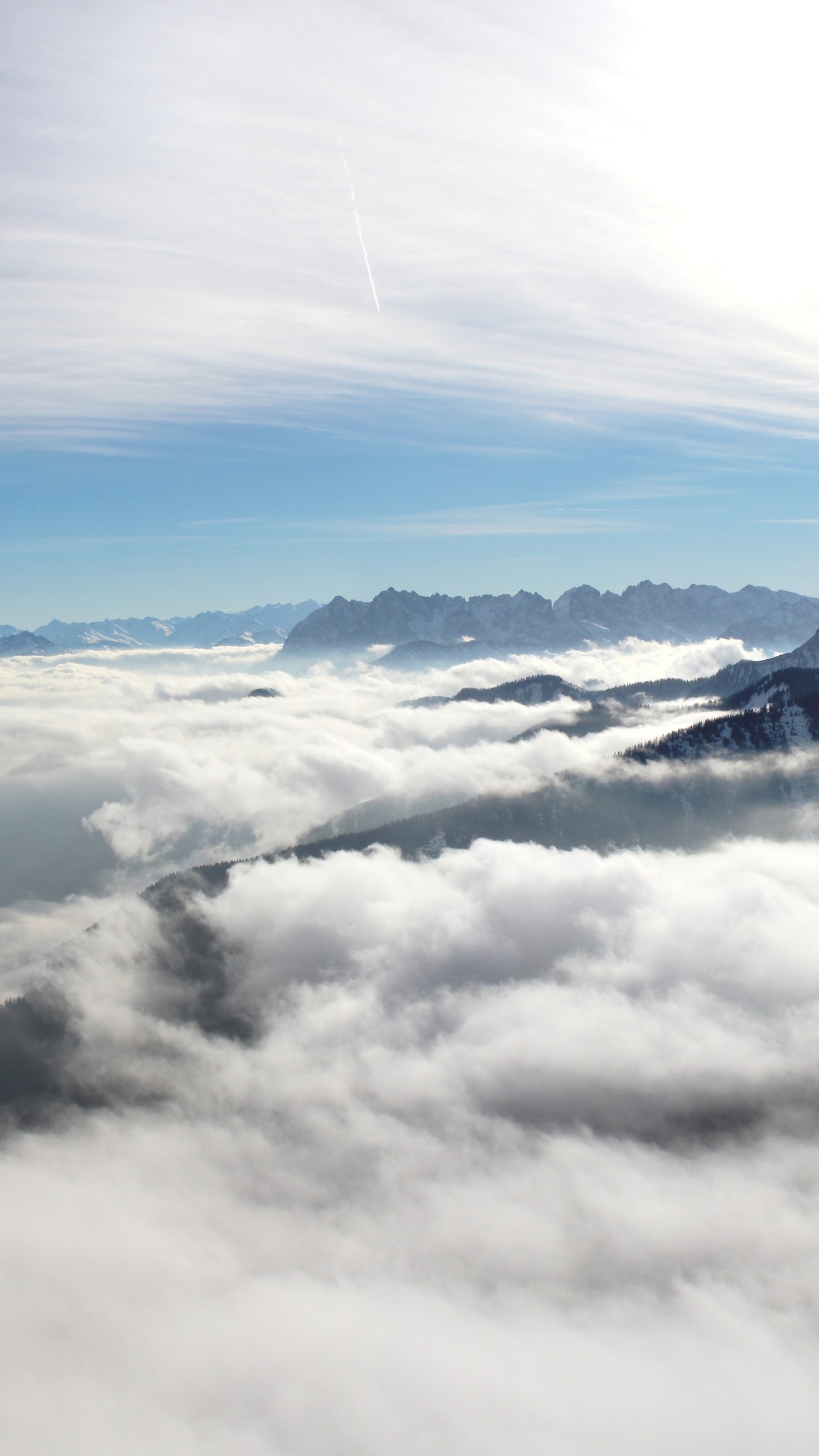 Nubes Blancas Sobre Montañas Cubiertas de Nieve. Wallpaper in 1440x2560 Resolution