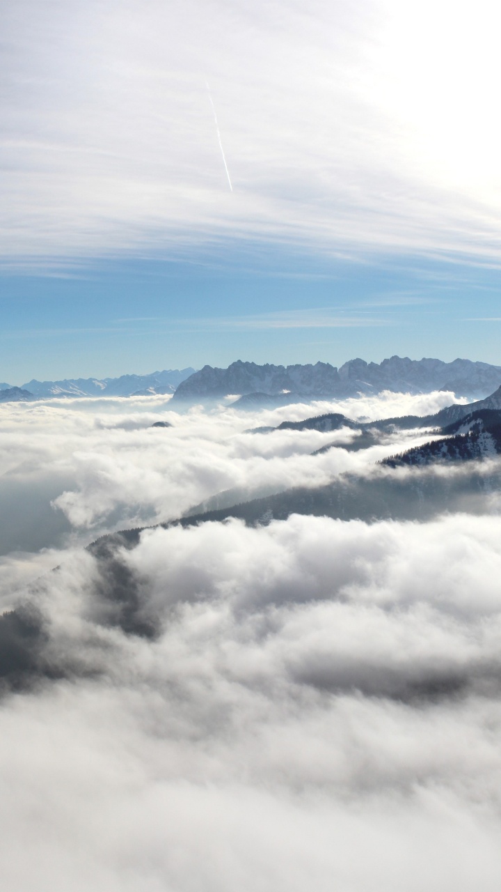 Nubes Blancas Sobre Montañas Cubiertas de Nieve. Wallpaper in 720x1280 Resolution