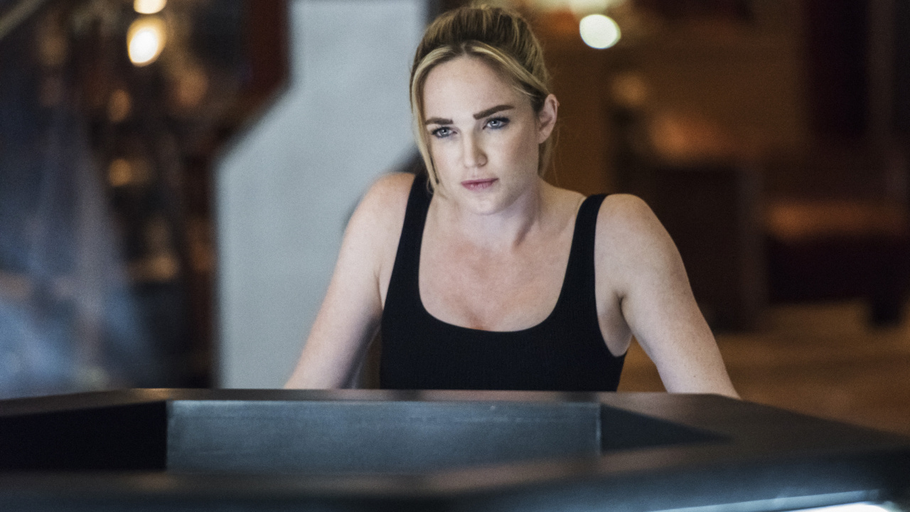 Femme en Débardeur Noir Assis Près de la Table. Wallpaper in 1280x720 Resolution