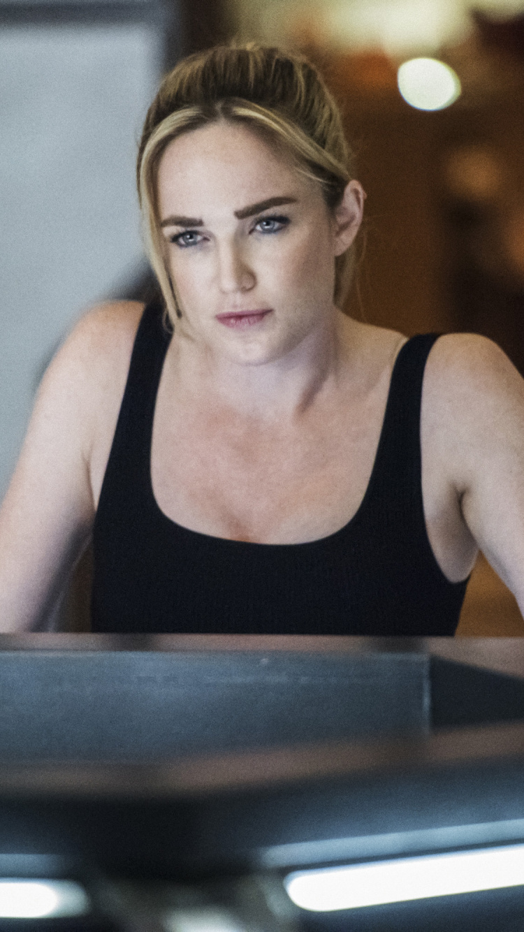 Mujer en Camiseta Negra Sentada Junto a la Mesa. Wallpaper in 750x1334 Resolution